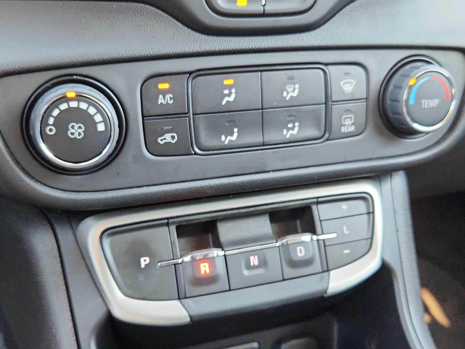 2024 GMC Terrain SLE - Photo 17
