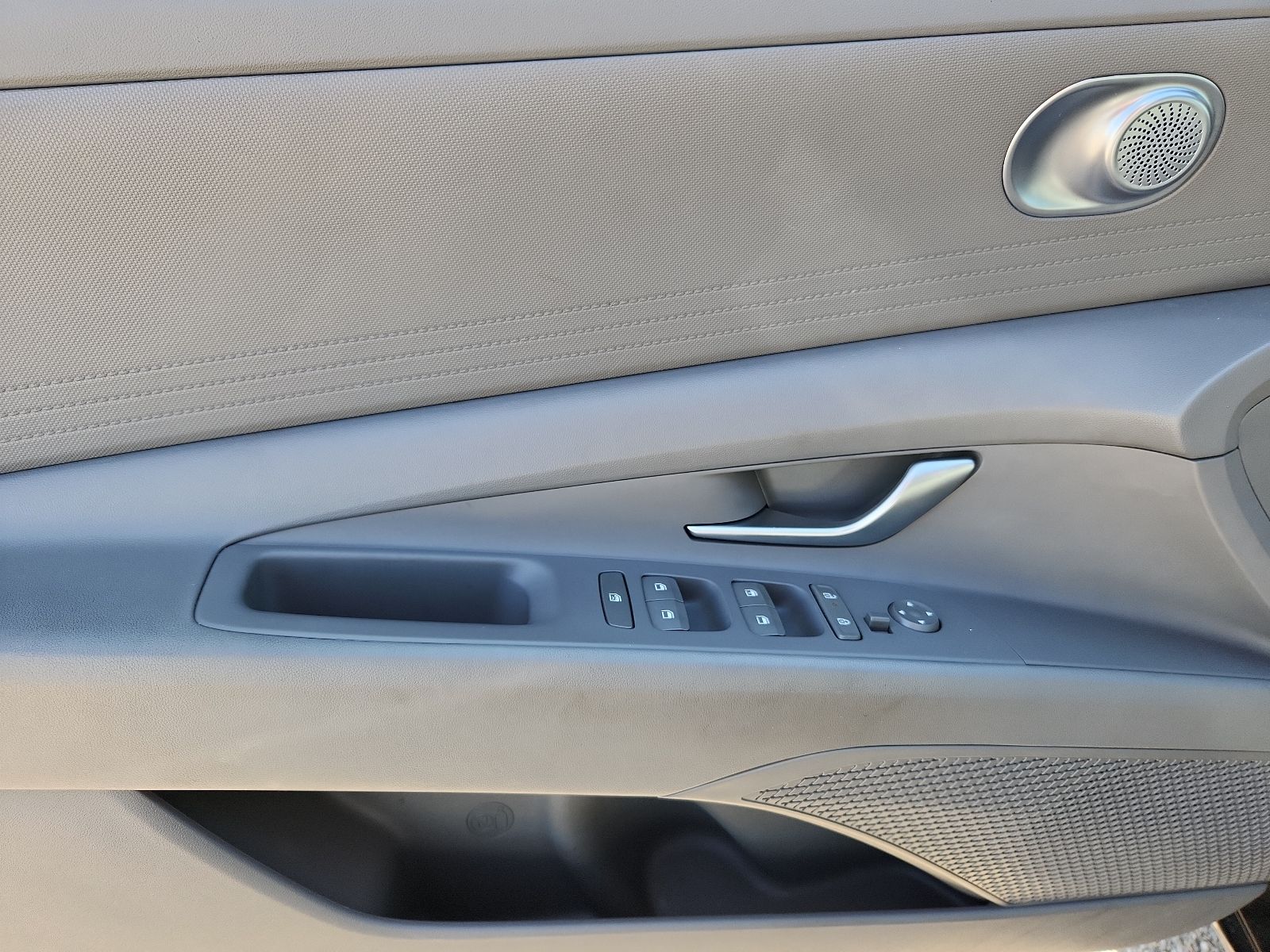 2025 Hyundai Elantra SE - Photo 9