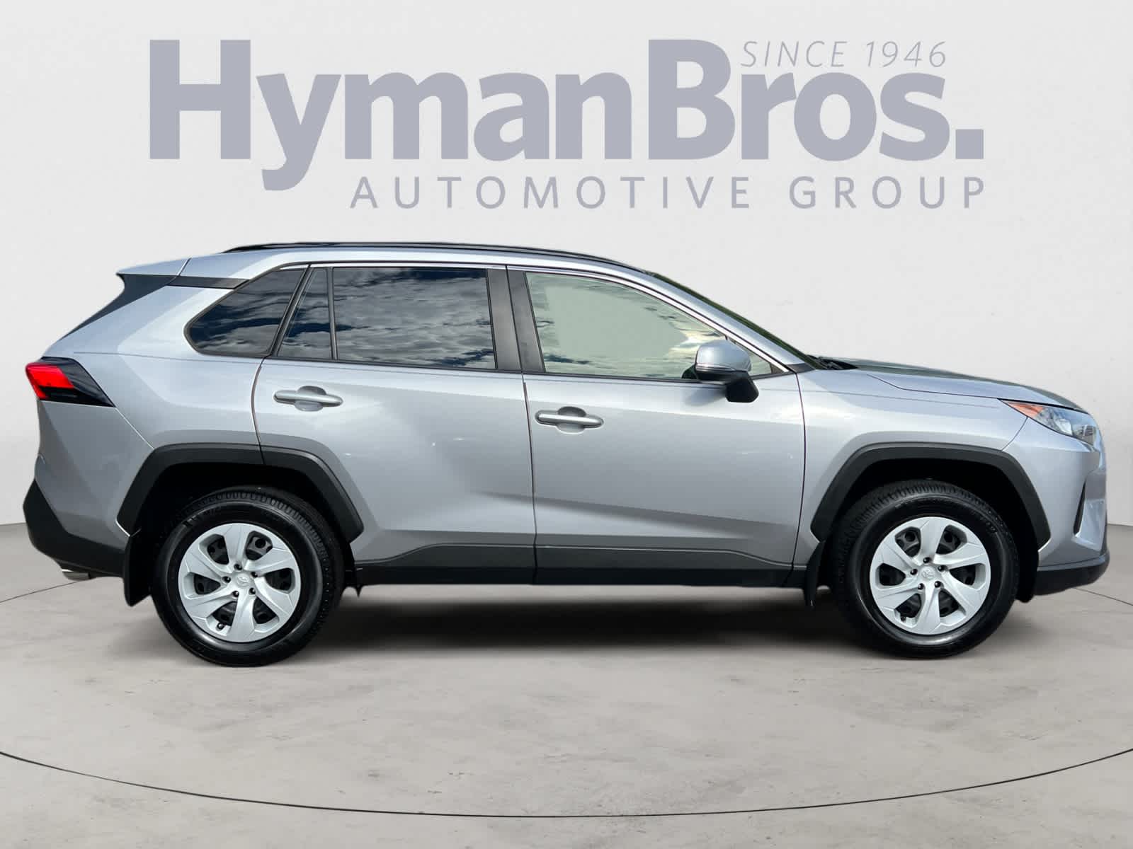 2019 Toyota RAV4 LE photo 2