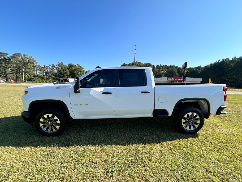 2025 Chevrolet Silverado 2500HD Custom photo 2