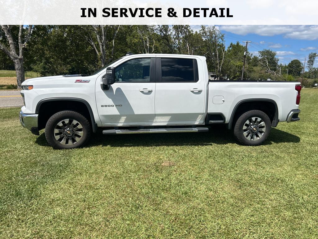 2025 Chevrolet Silverado 2500HD LT photo 2