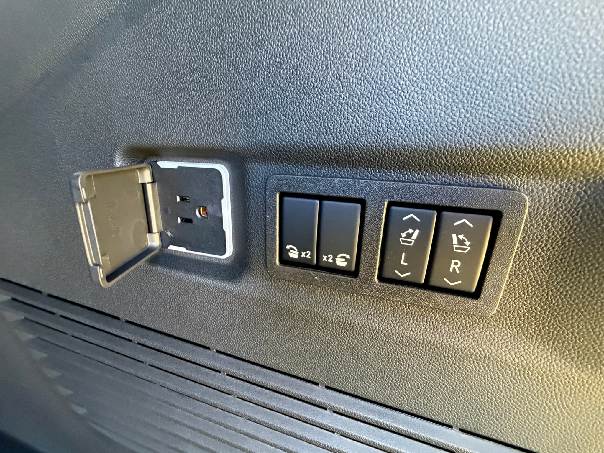 2026 Chevrolet Suburban High Country - Photo 33