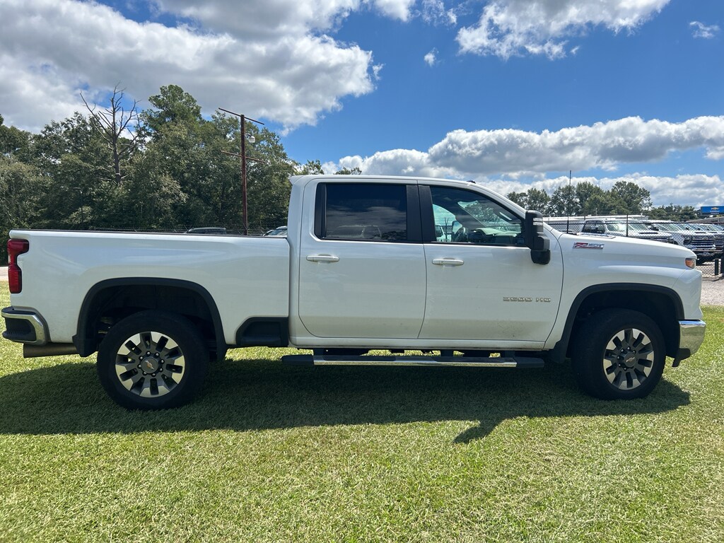 2025 Chevrolet Silverado 2500HD LT photo 3