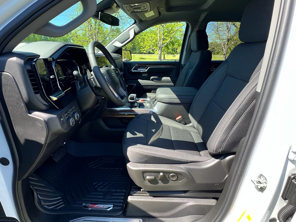 2025 Chevrolet Silverado 1500 RST photo 2