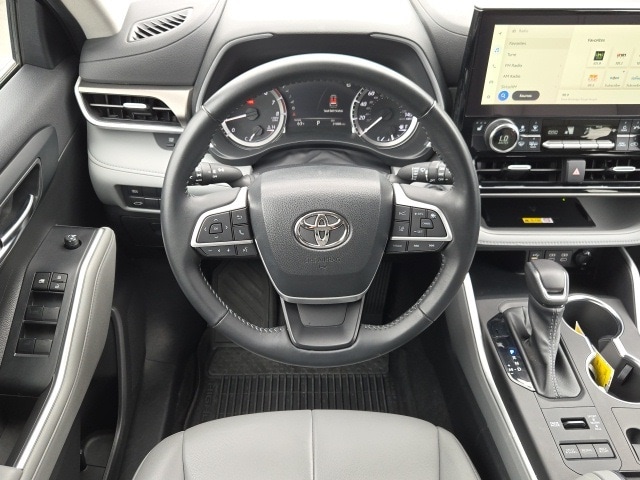 Used 2023 Toyota Highlander XLE with VIN 5TDKDRBH1PS044195 for sale in Bremerton, WA