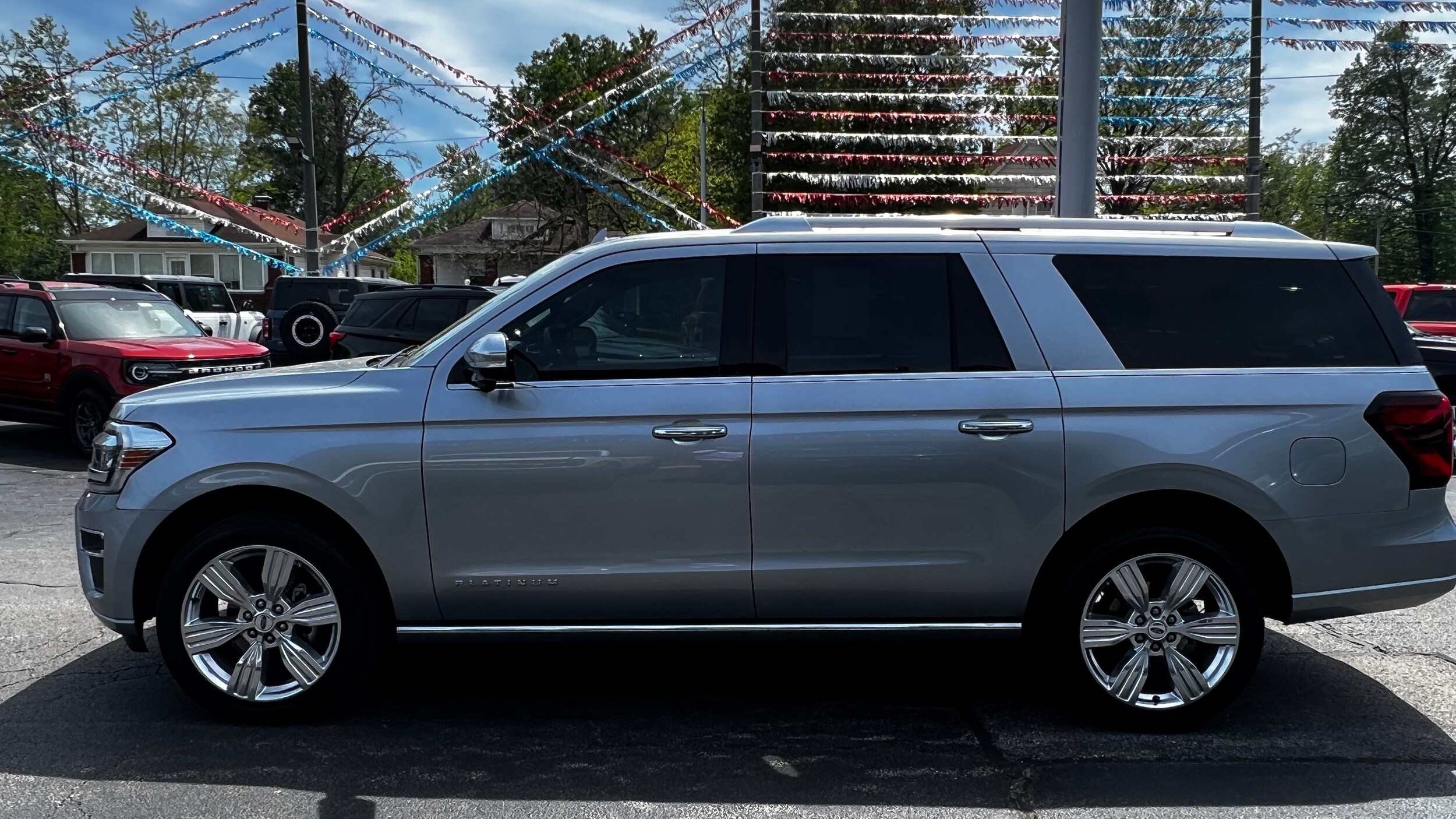 2023 Ford Expedition MAX Platinum photo 2