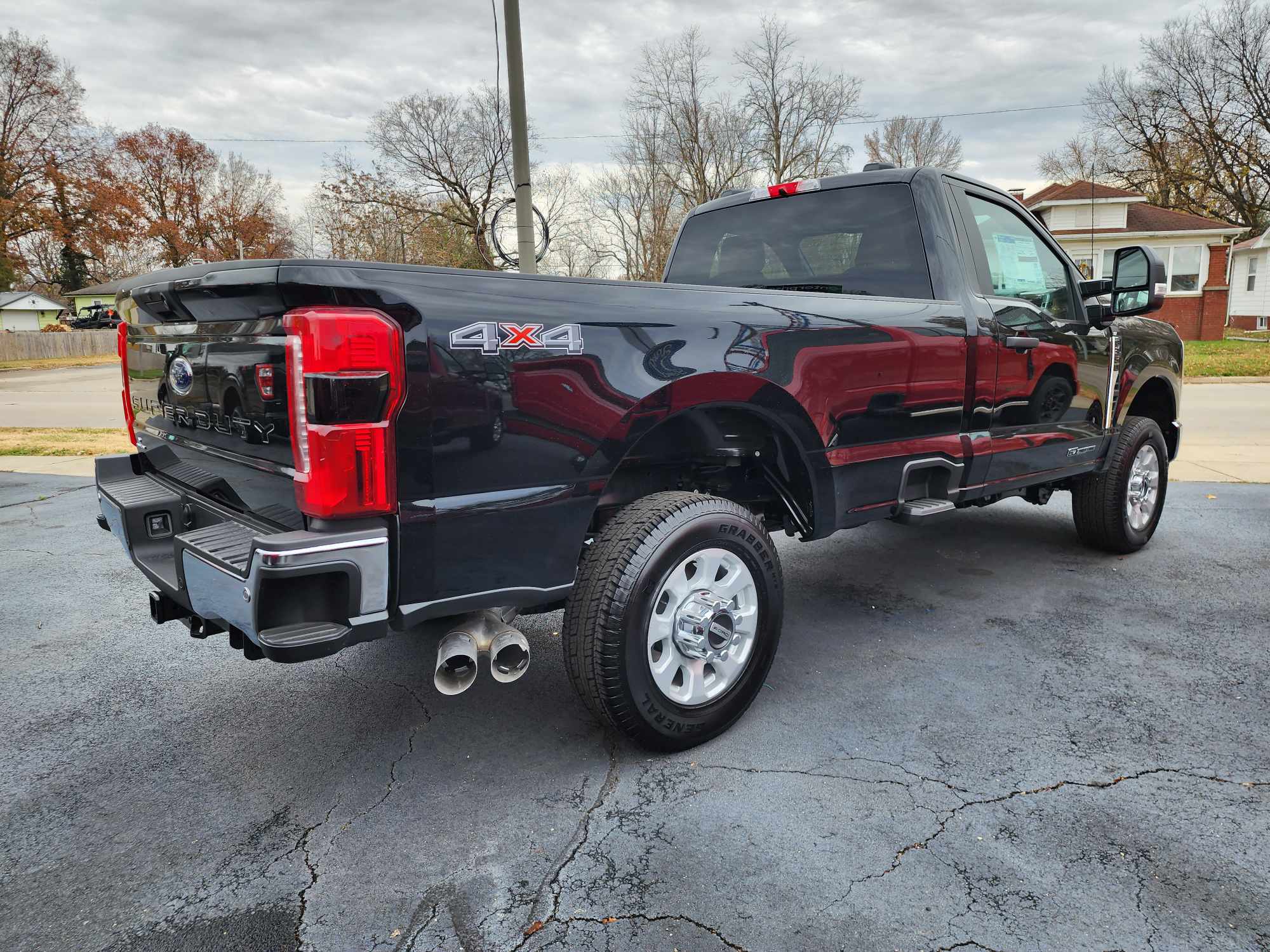 2023 Ford F-350 XLT photo 3