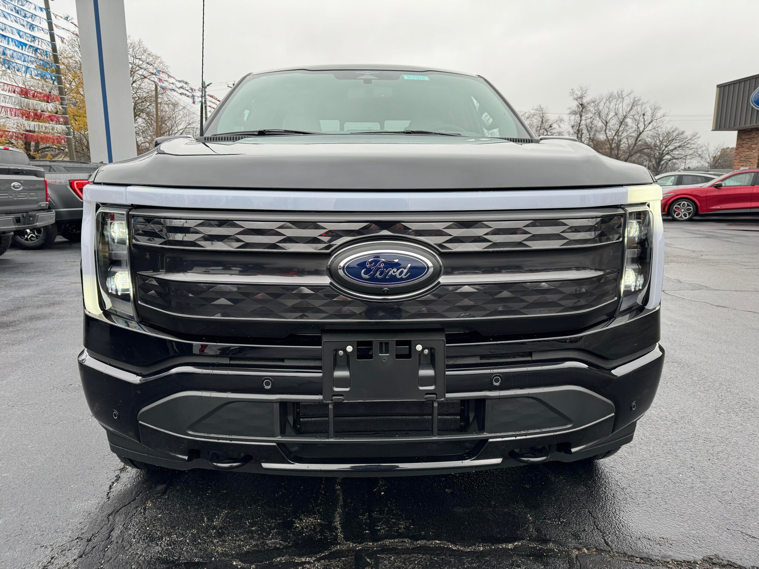 2023 Ford F-150 Lightning Platinum photo 2
