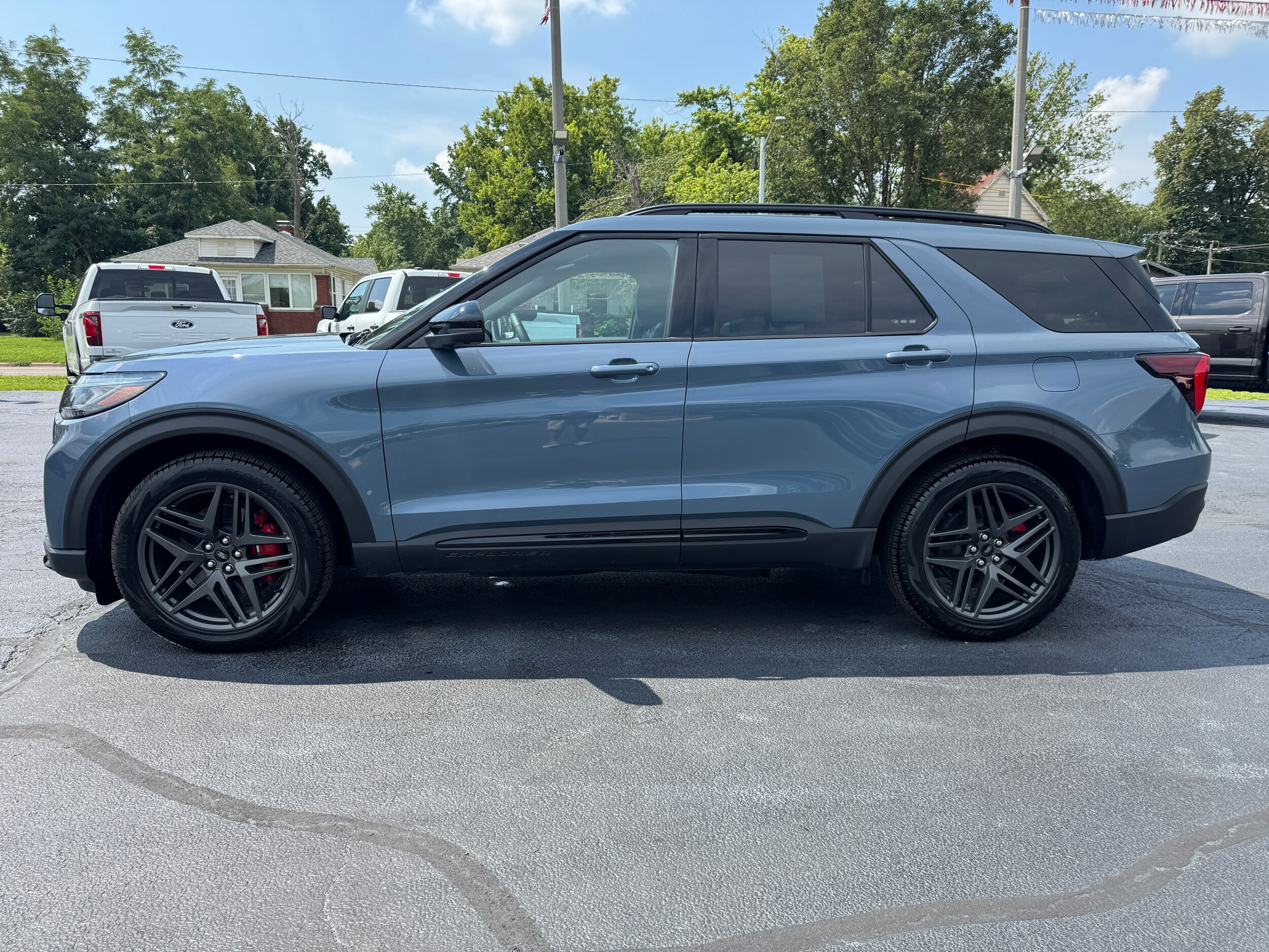 2025 Ford Explorer ST photo 4