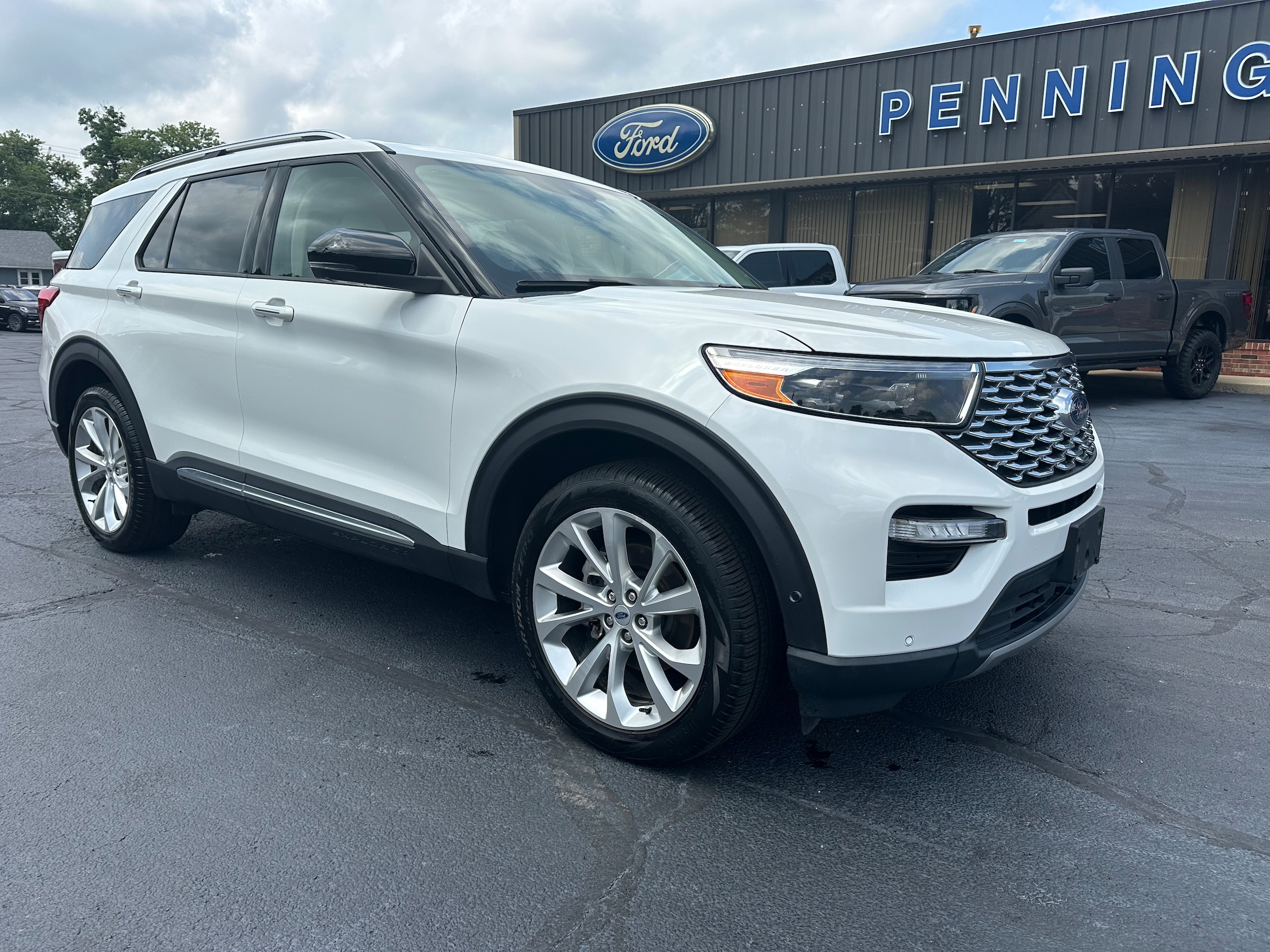 2023 Ford Explorer Platinum's photo