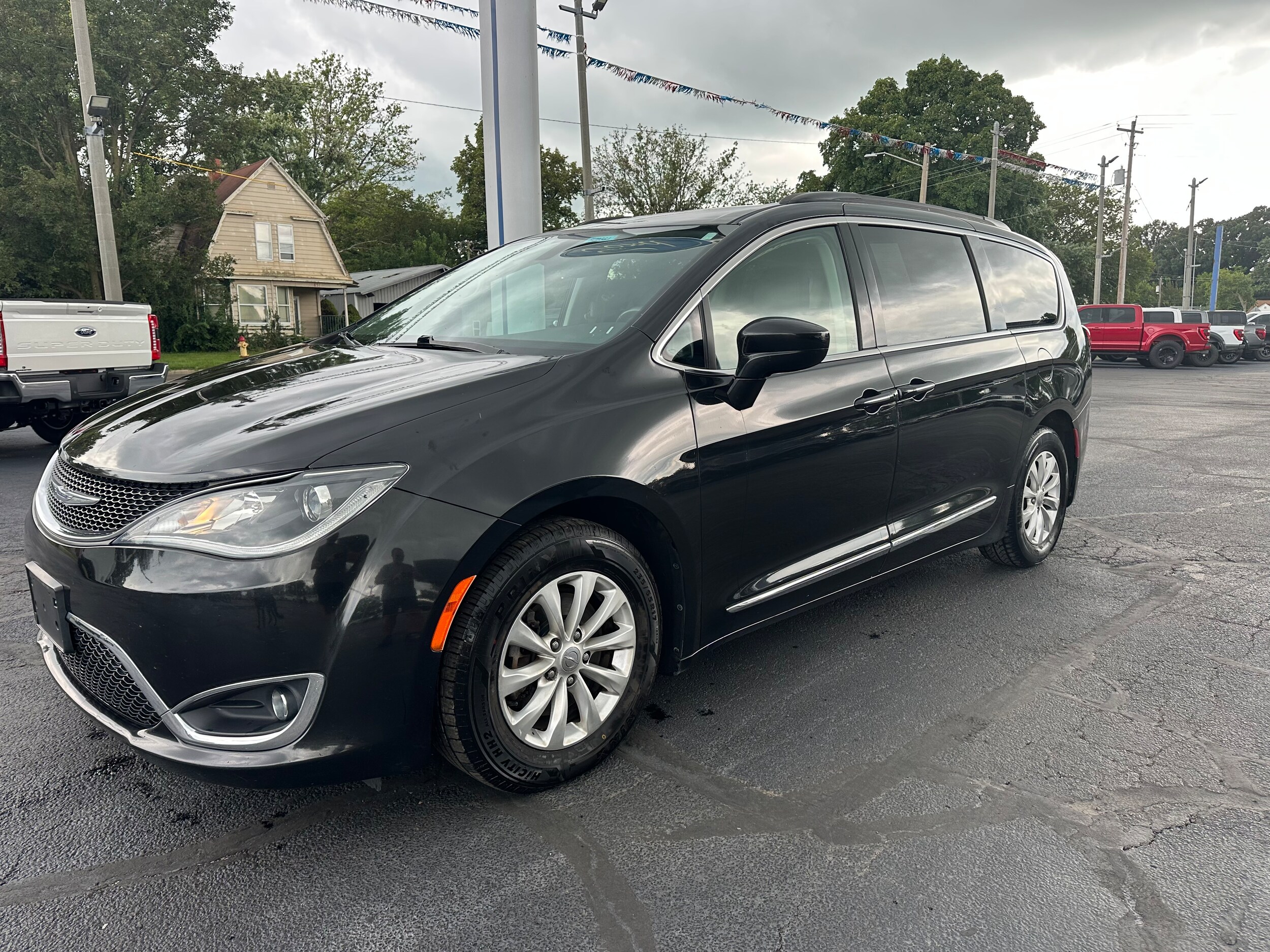 2017 Chrysler Pacifica Touring L photo 2