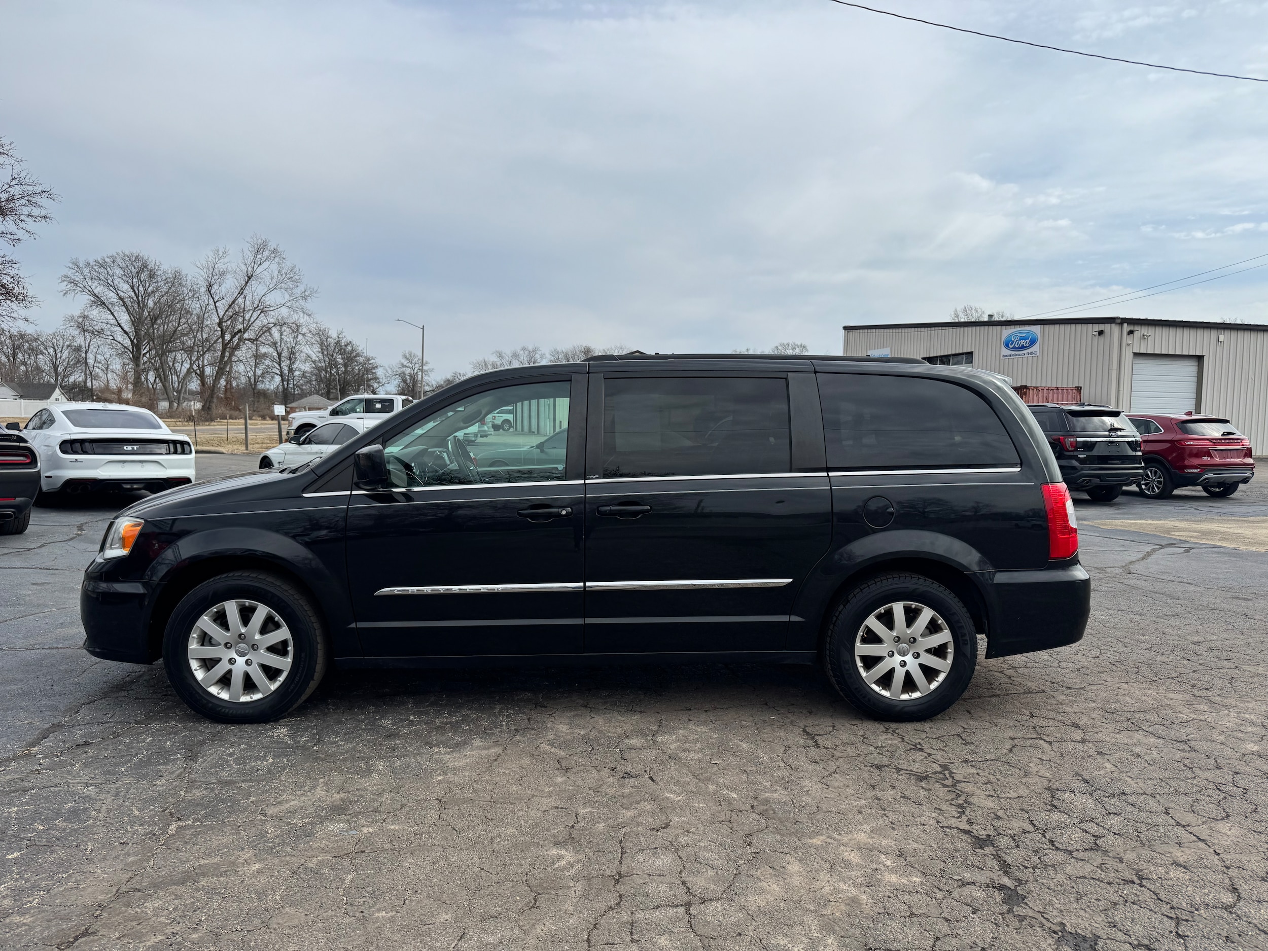 Used 2014 Chrysler Town & Country Touring with VIN 2C4RC1BG3ER236783 for sale in Centralia, IL