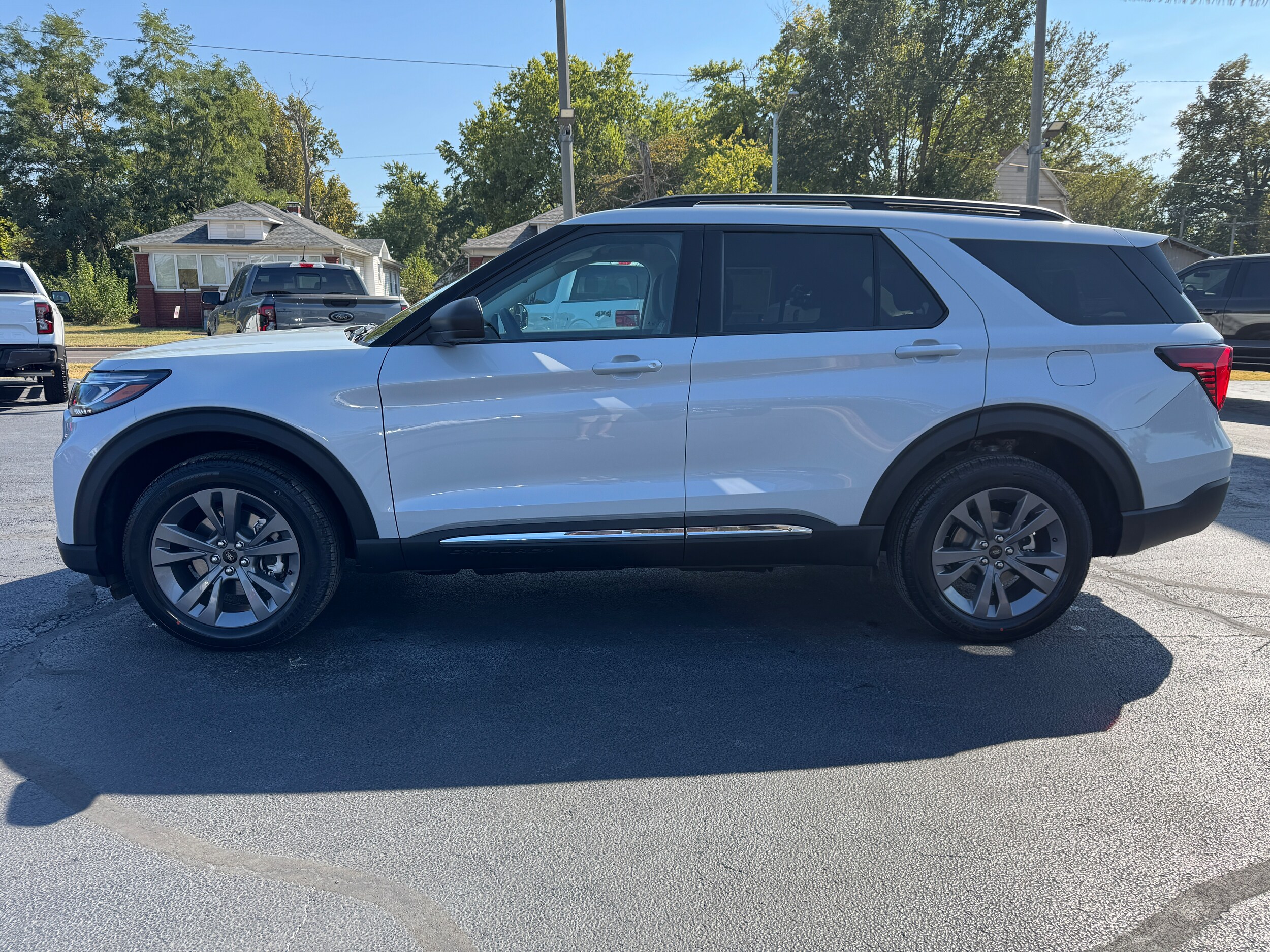 2025 Ford Explorer photo 3