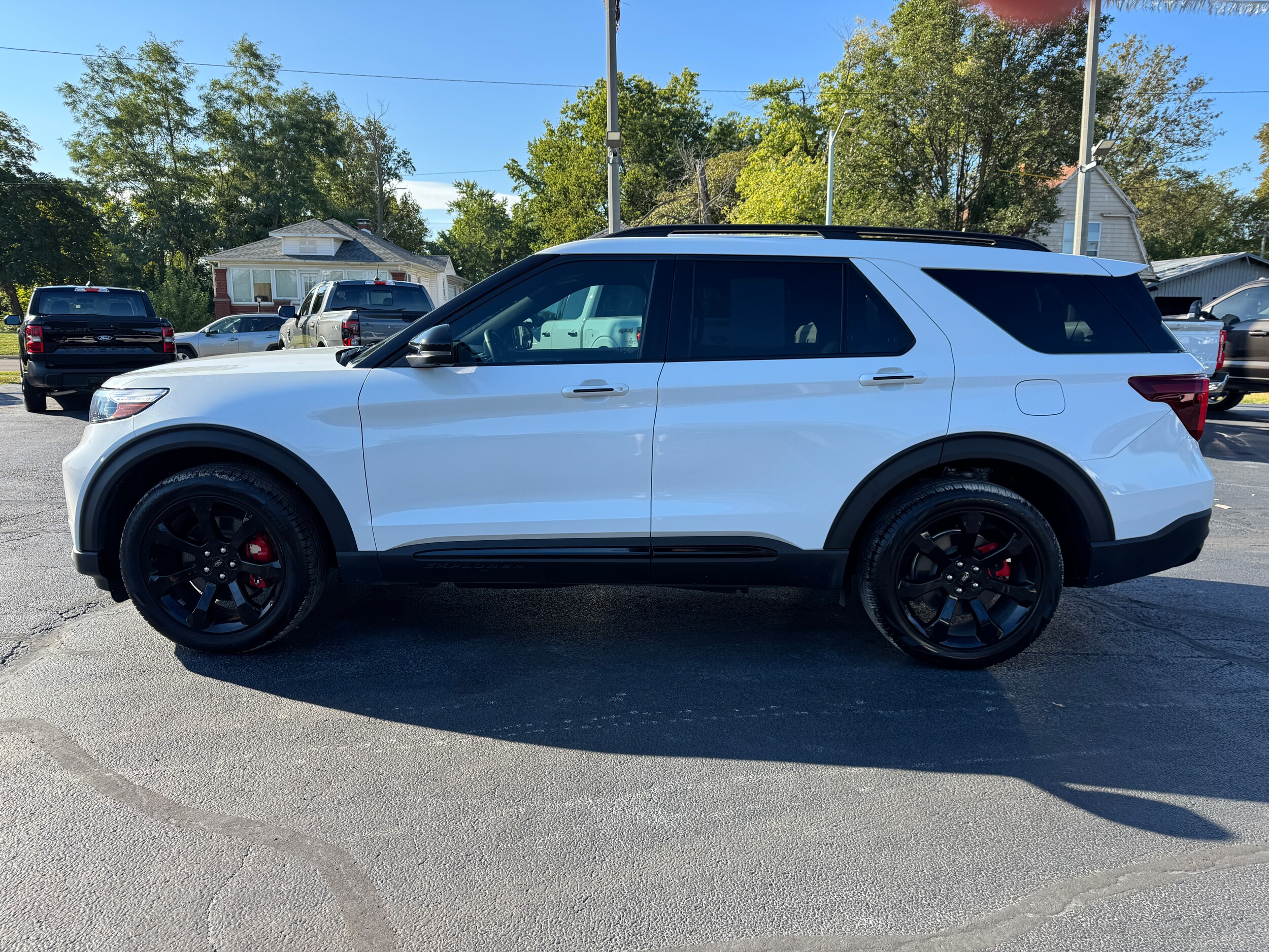 2023 Ford Explorer ST photo 2