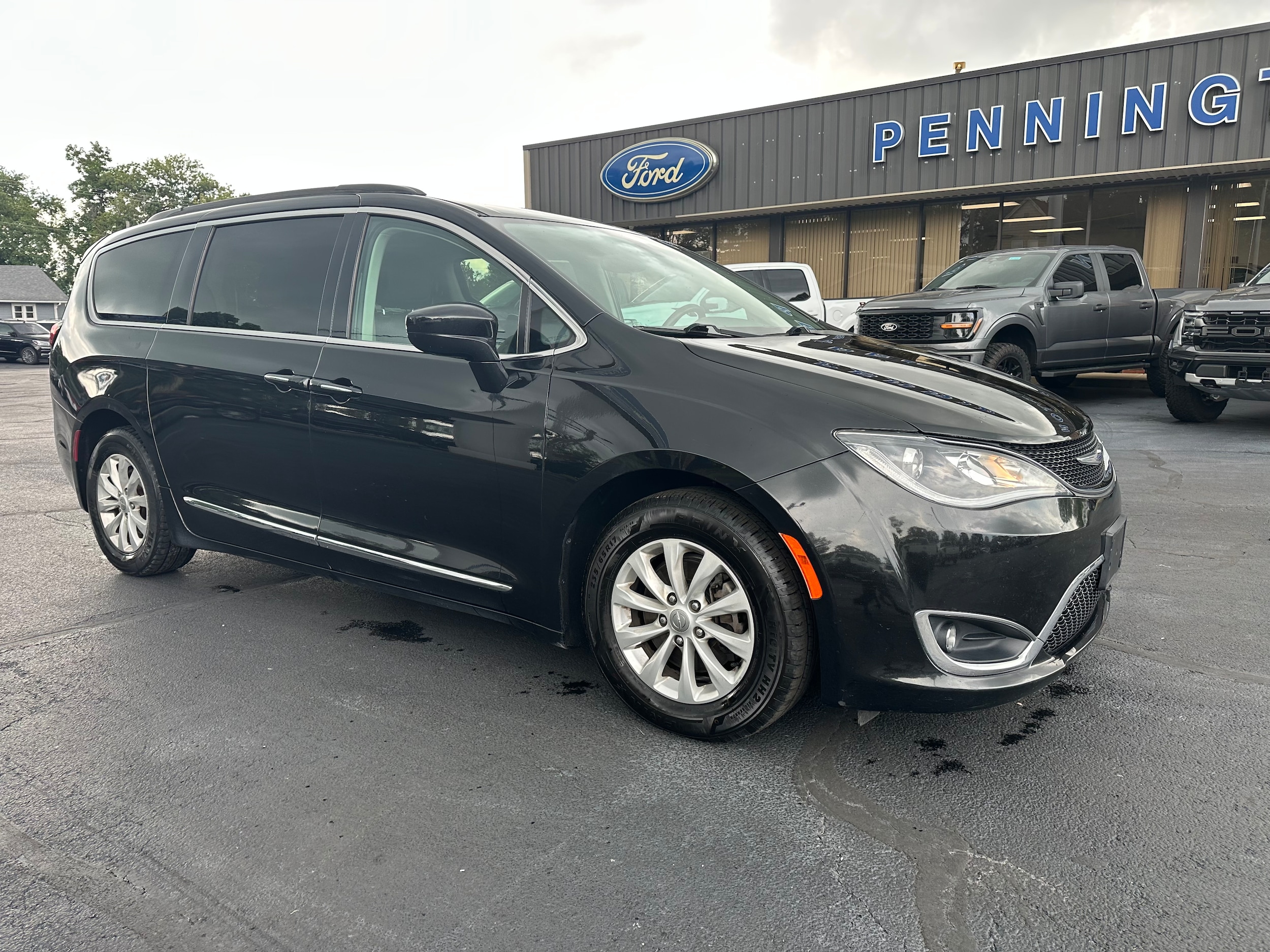 Used 2017 Chrysler Pacifica Touring-L with VIN 2C4RC1BGXHR705193 for sale in Centralia, IL