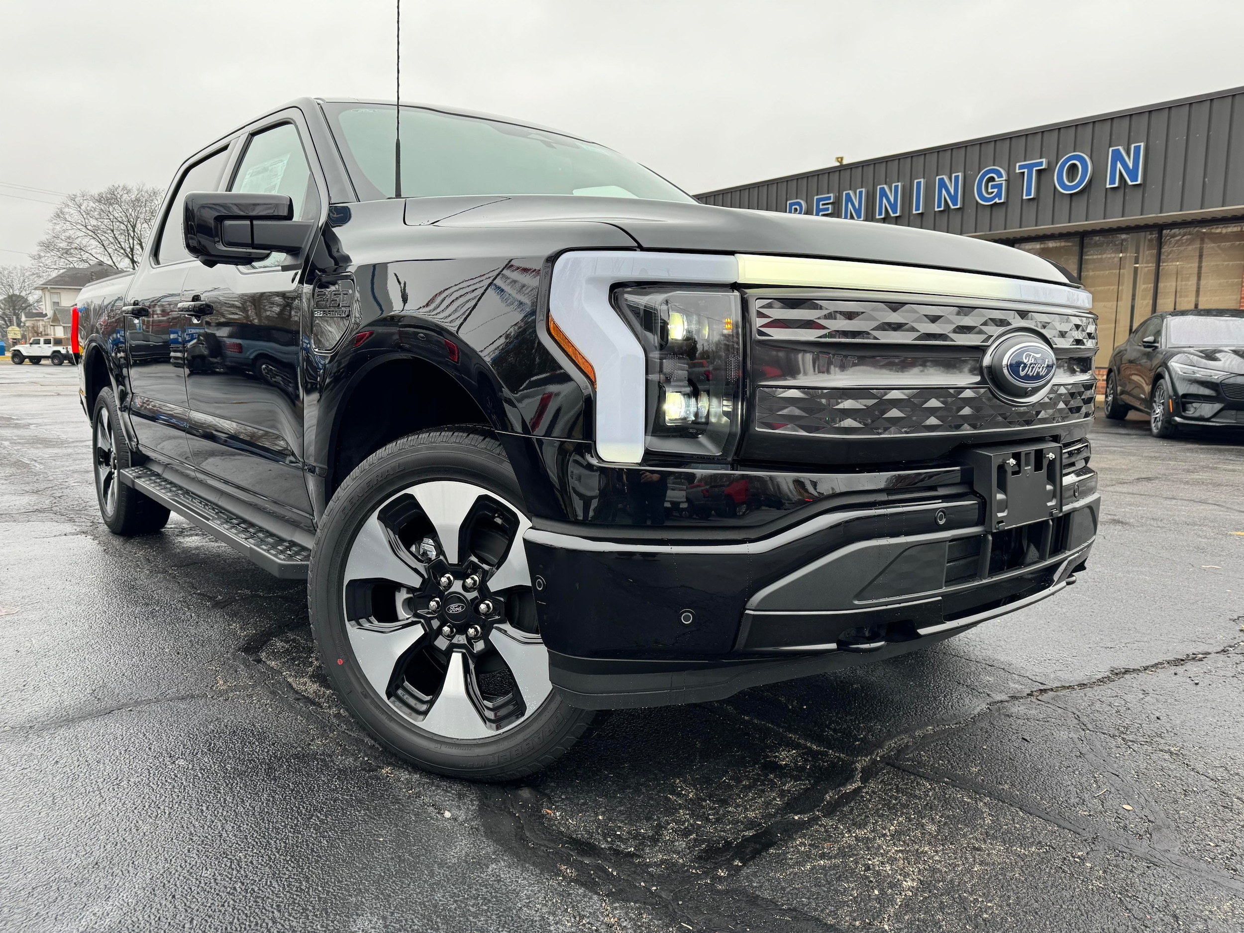 2023 Ford F-150 Lightning Platinum's photo