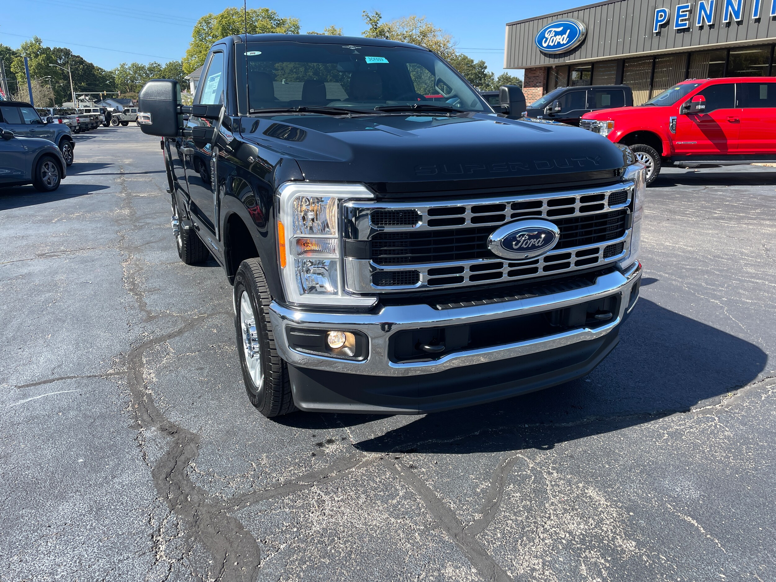 2023 Ford F-350 XLT photo 2