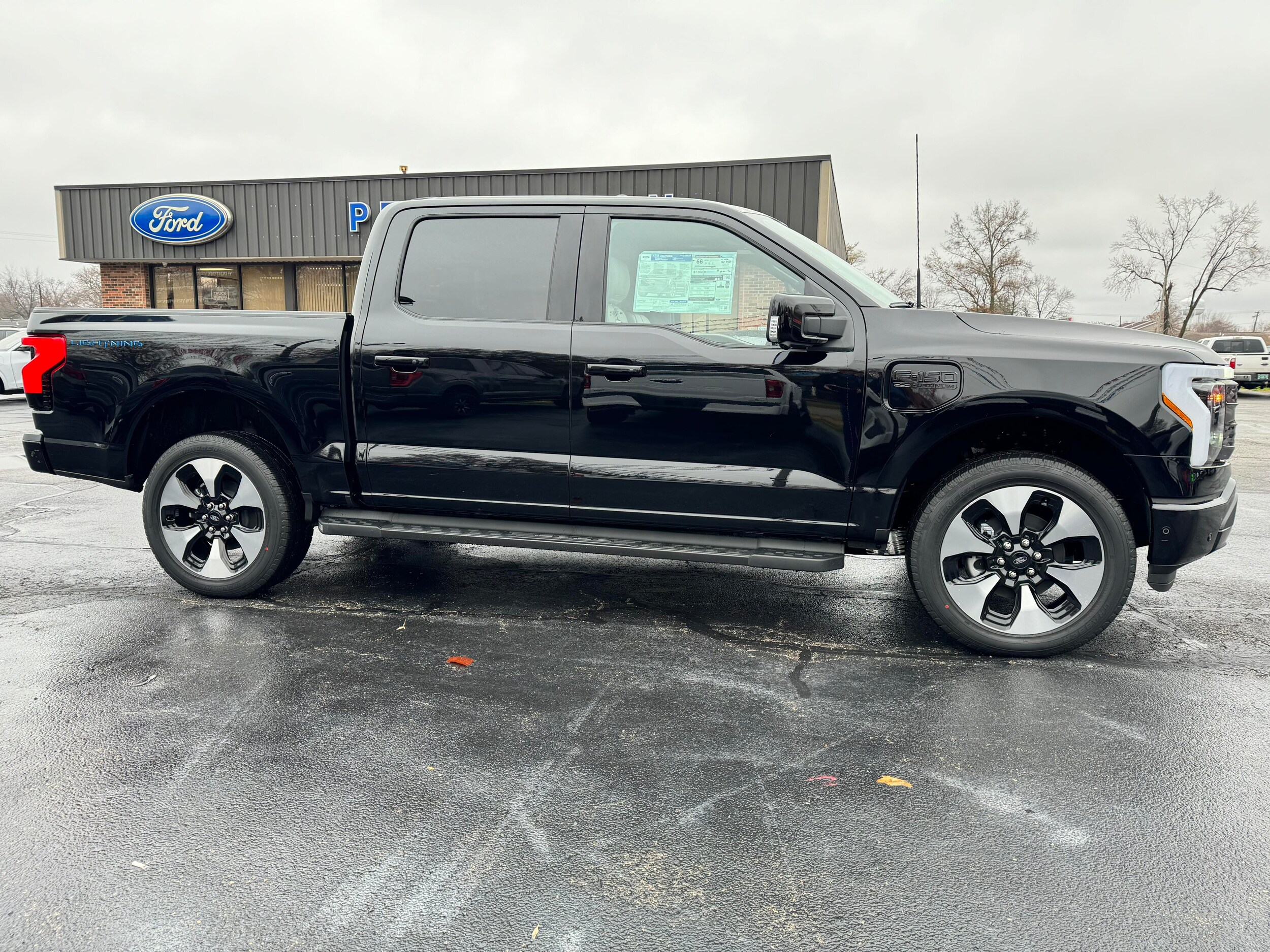 2023 Ford F-150 Lightning Platinum photo 4
