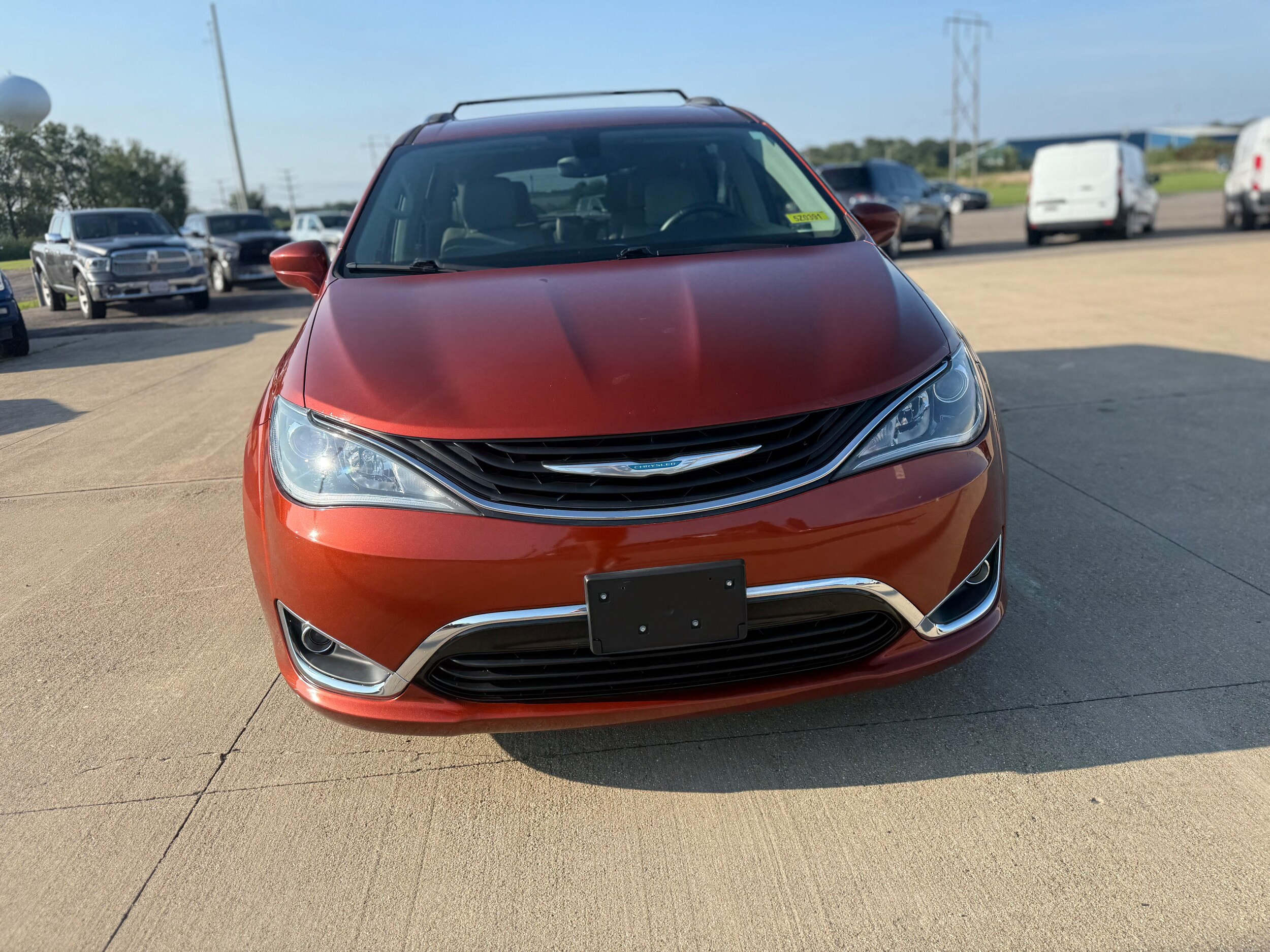 2018 Chrysler Pacifica Hybrid Touring L photo 2