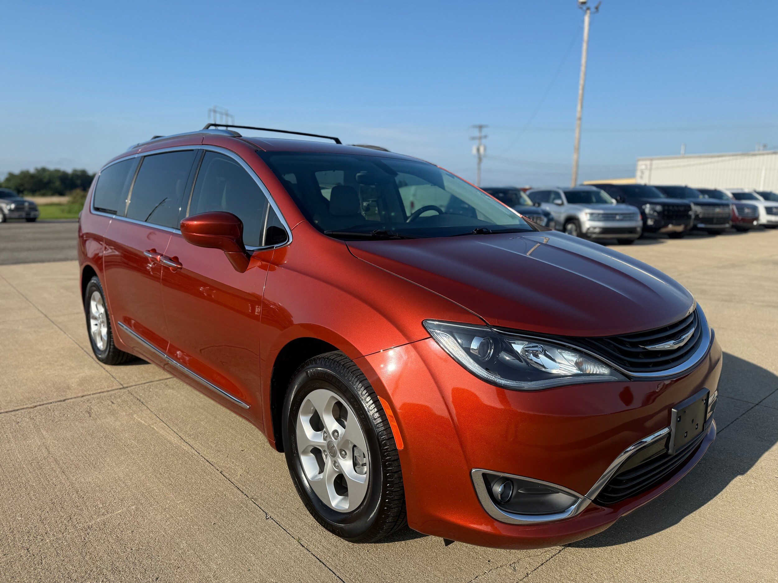 2018 Chrysler Pacifica Hybrid Touring L photo 3