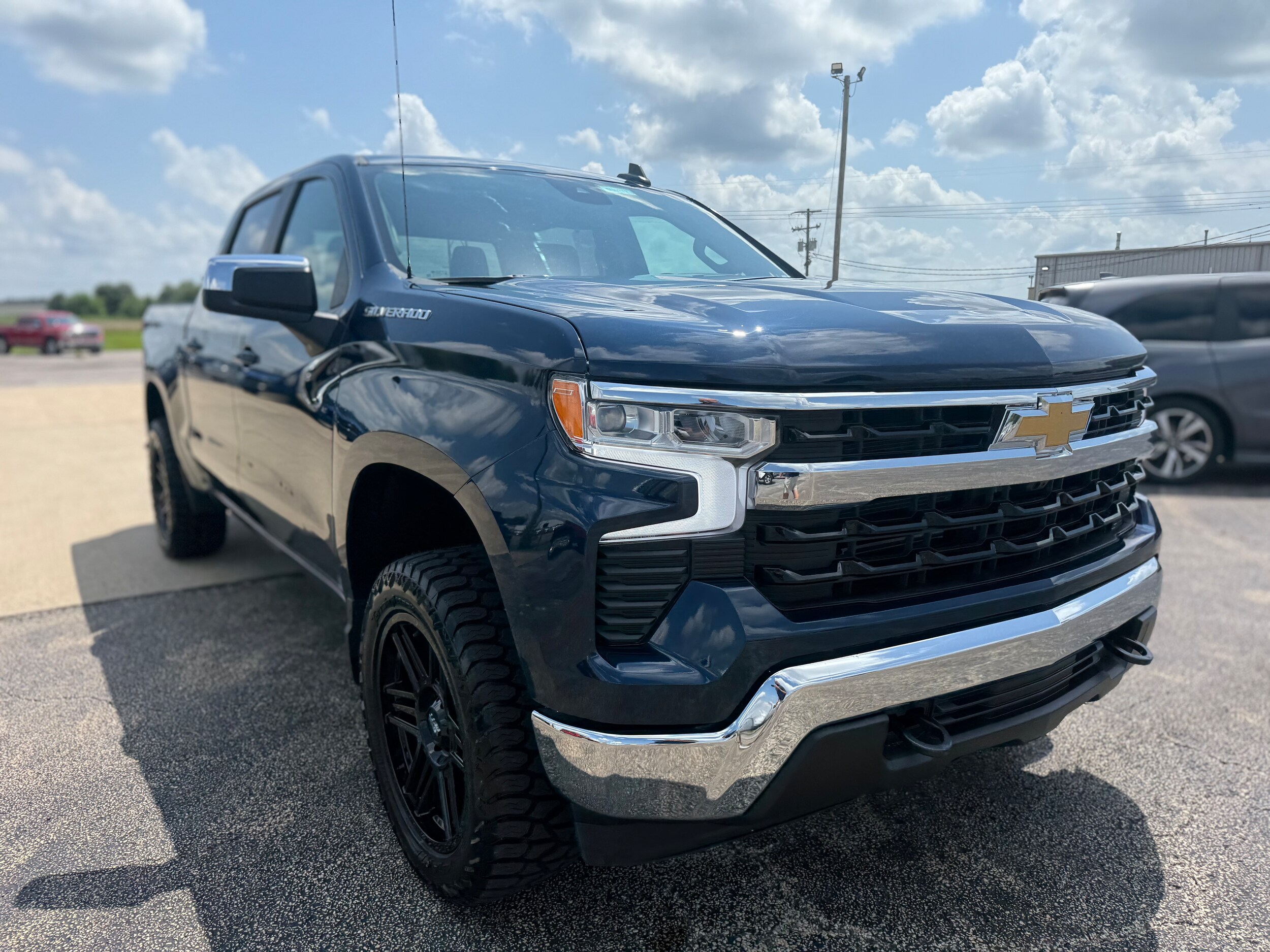 2022 Chevrolet Silverado 1500 LT photo 3