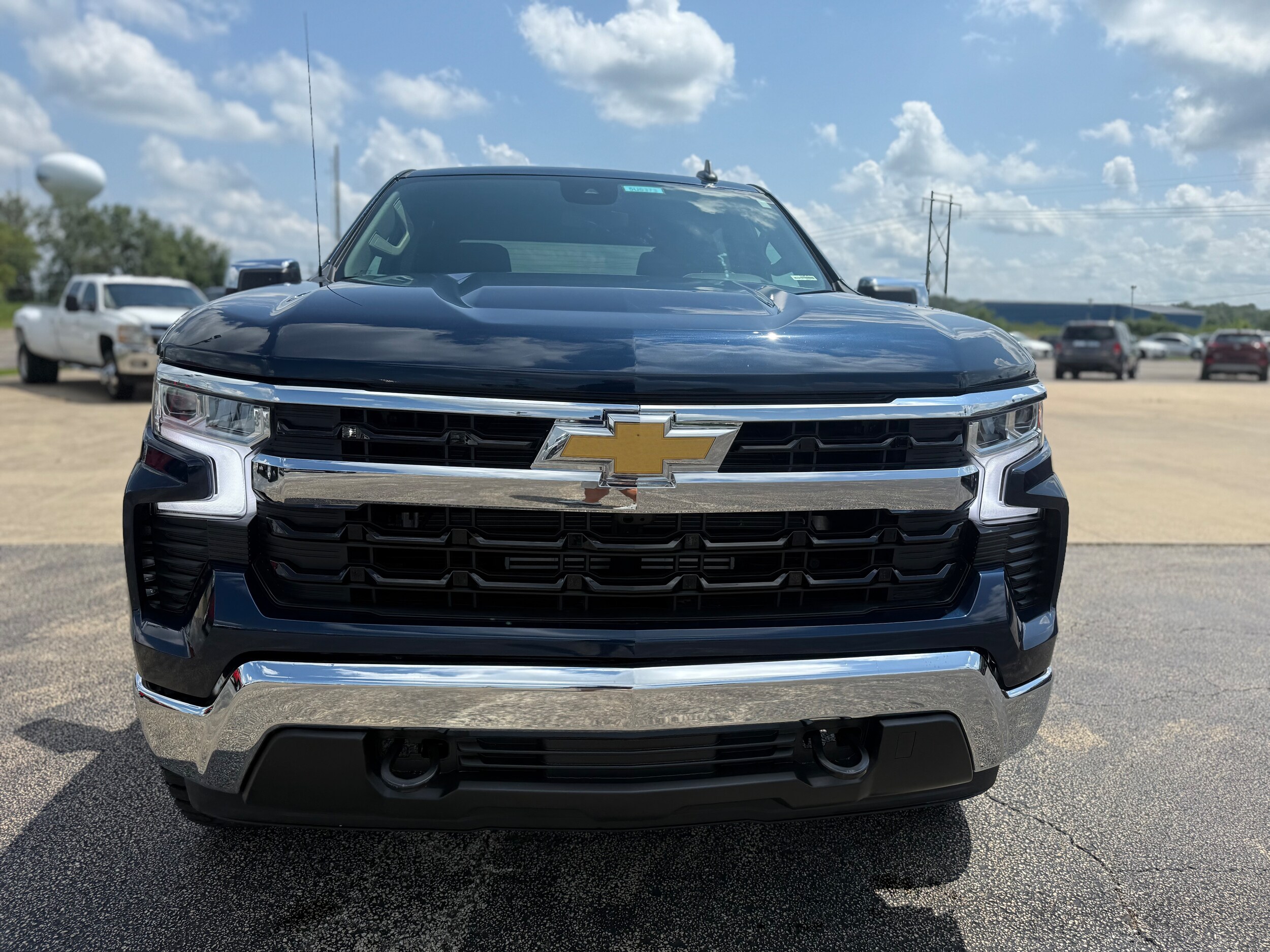 2022 Chevrolet Silverado 1500 LT photo 2