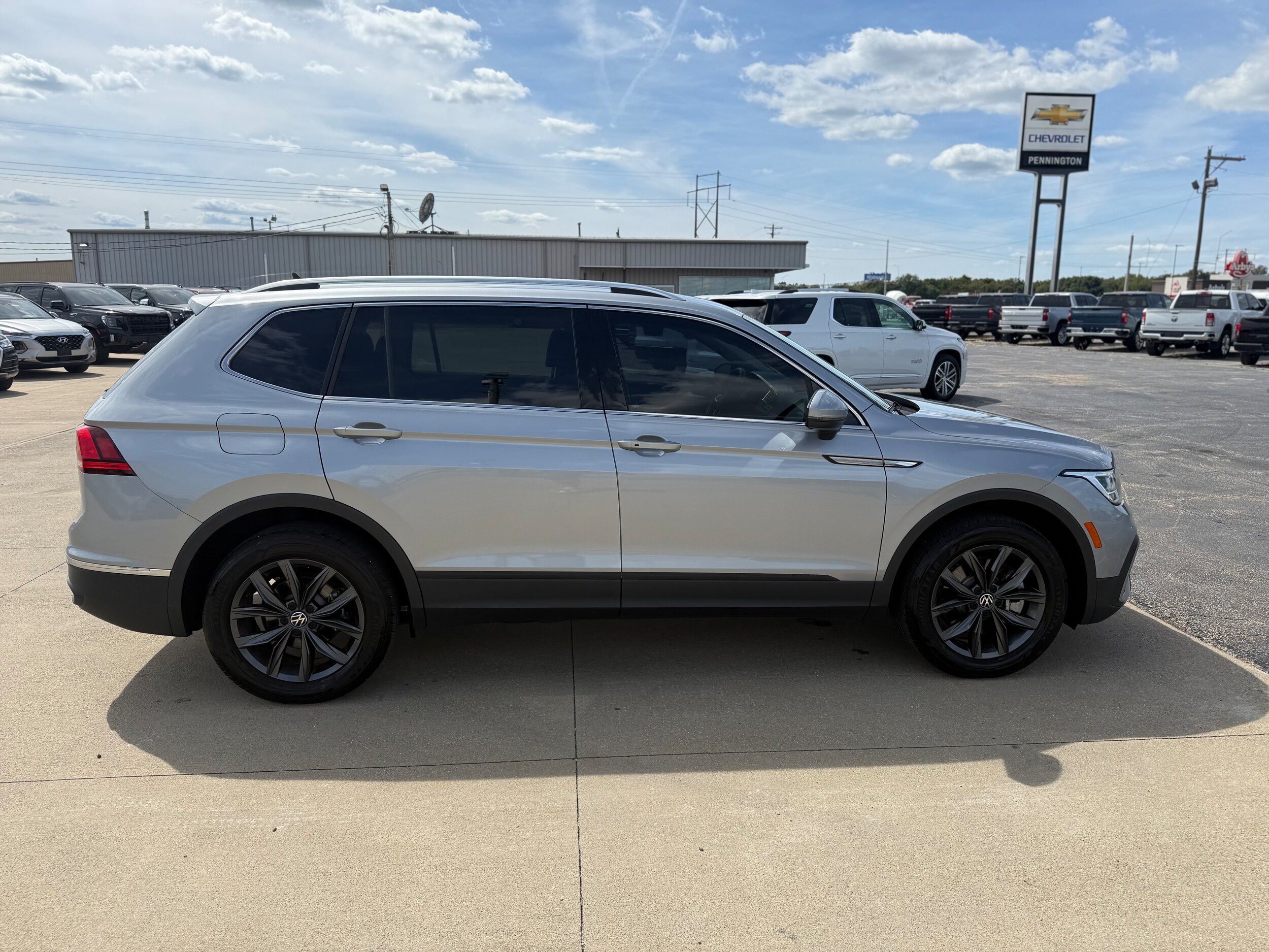 2022 Volkswagen Tiguan SE photo 3
