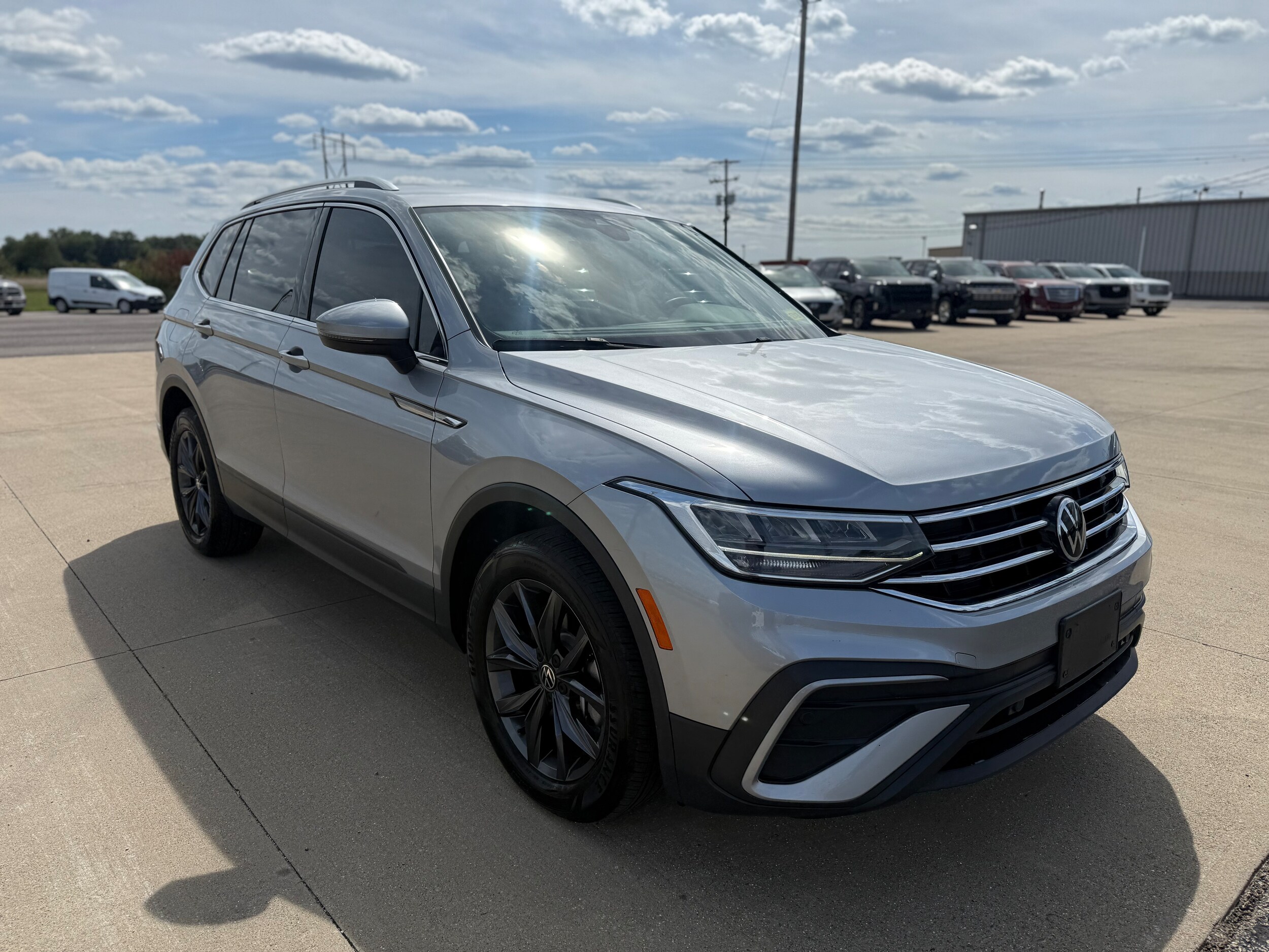 2022 Volkswagen Tiguan SE photo 2