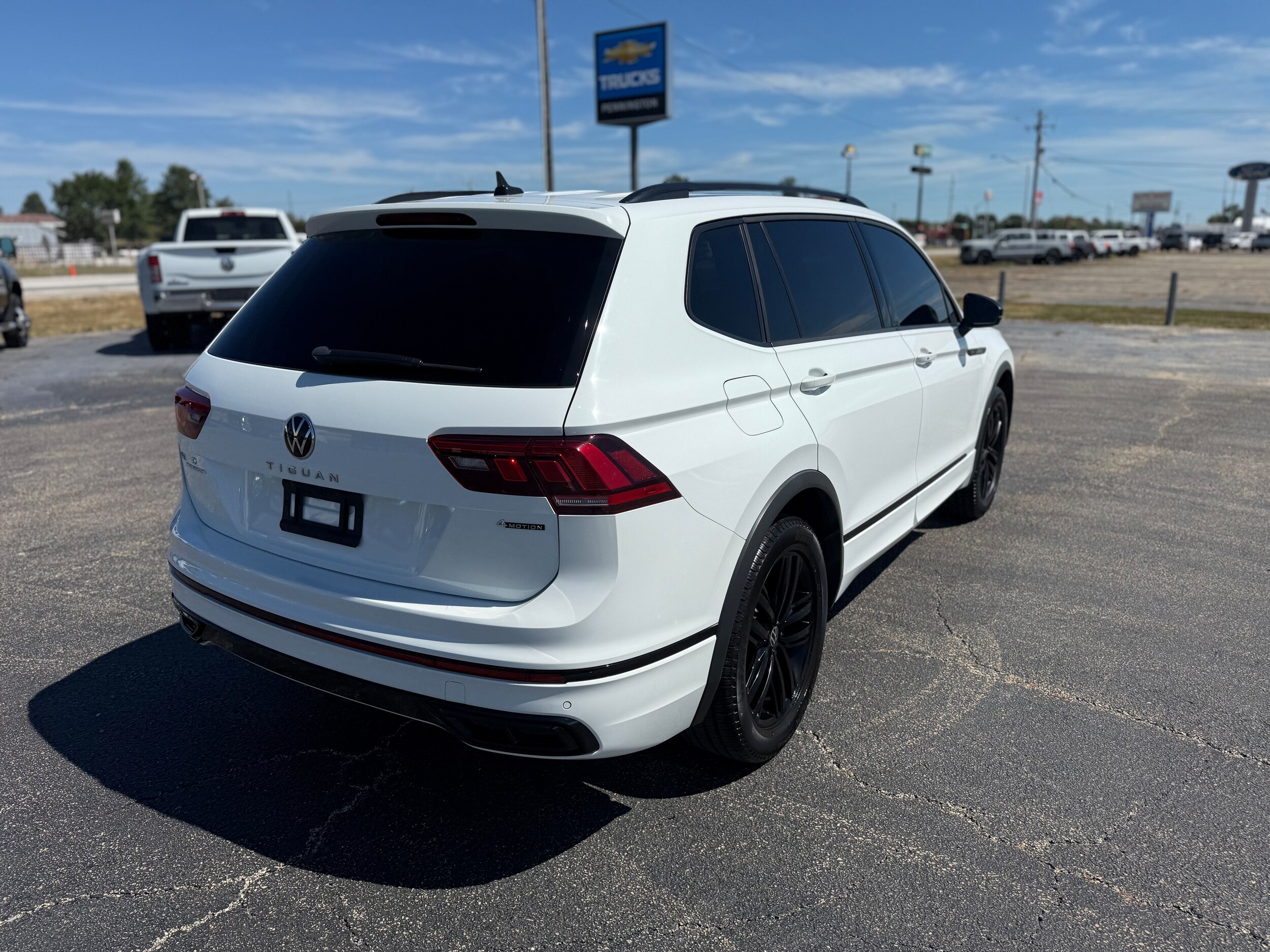 2022 Volkswagen Tiguan SE R-Line Black photo 2