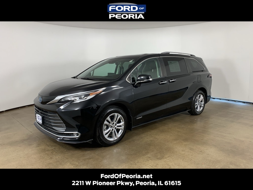 2021 Toyota Sienna Platinum's photo