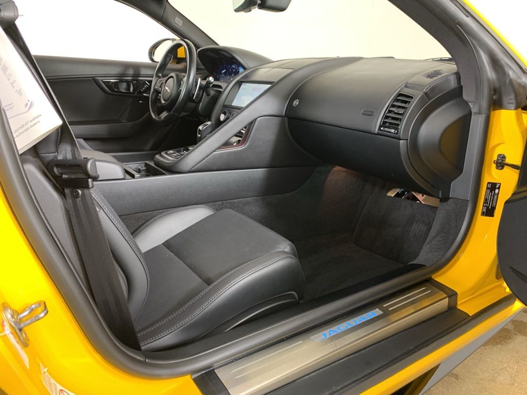 2021 Jaguar F-TYPE R-Dynamic - Photo 35