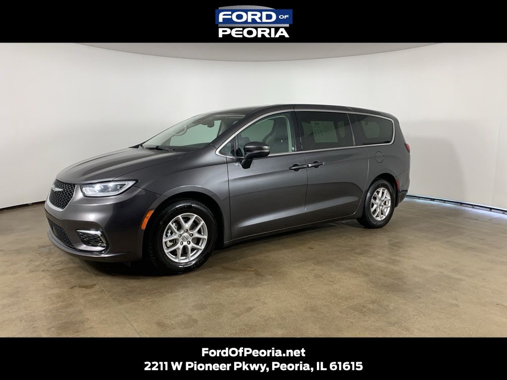 2023 Chrysler Pacifica Touring L's photo