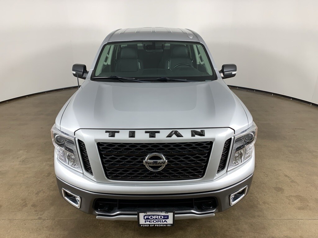 2019 Nissan Titan Crew Cab PRO-4X photo 3