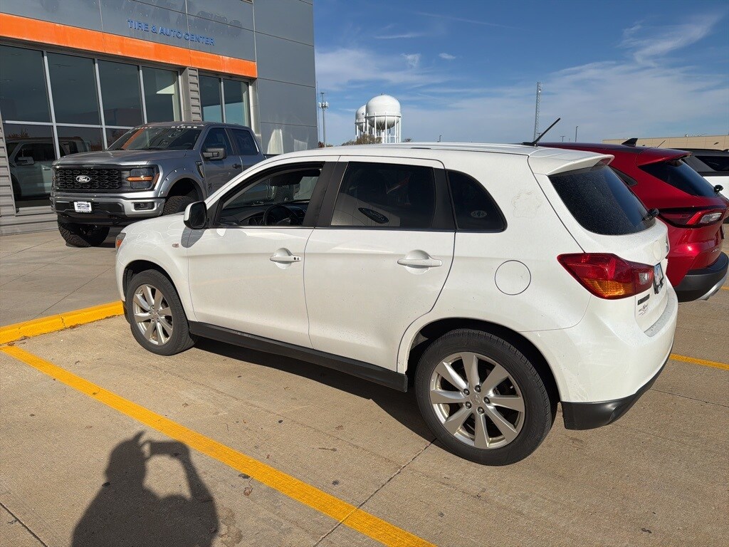 2015 Mitsubishi Outlander Sport SE photo 2