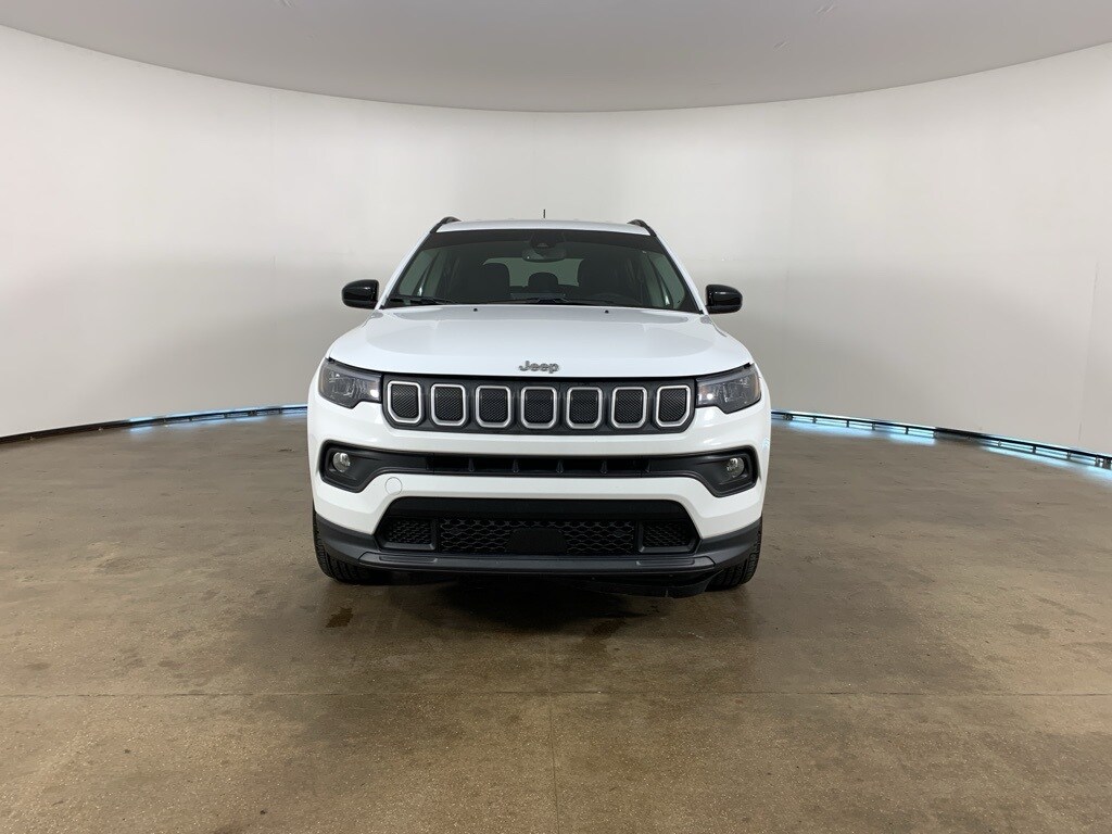 2022 Jeep Compass Latitude Lux photo 3