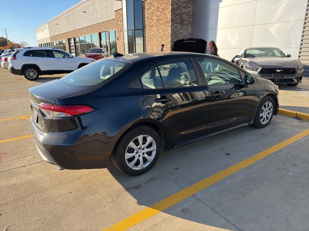 2021 Toyota Corolla LE photo 3