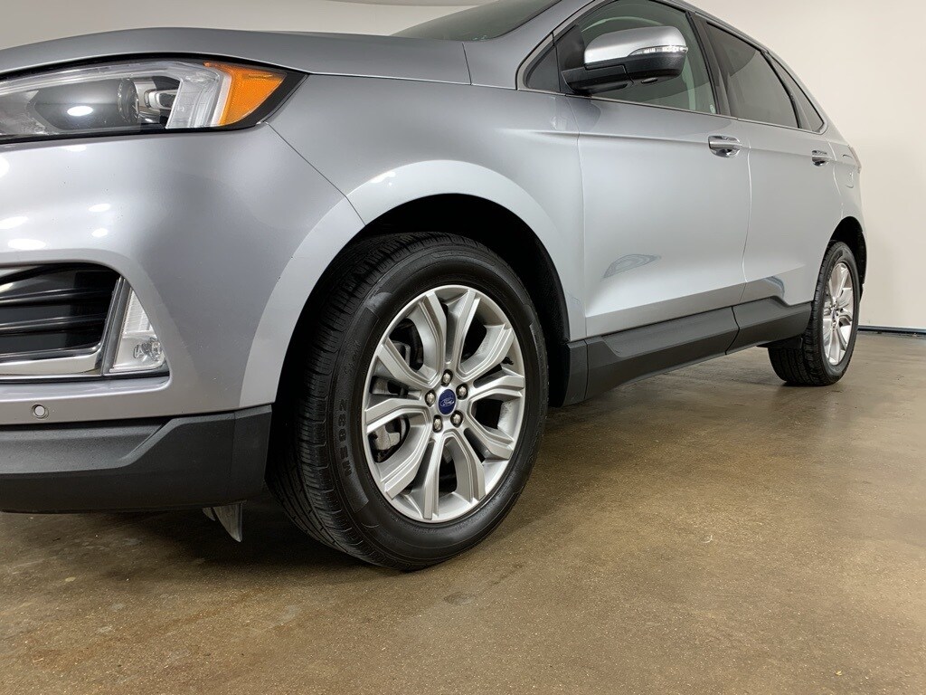 2022 Ford Edge Titanium photo 2