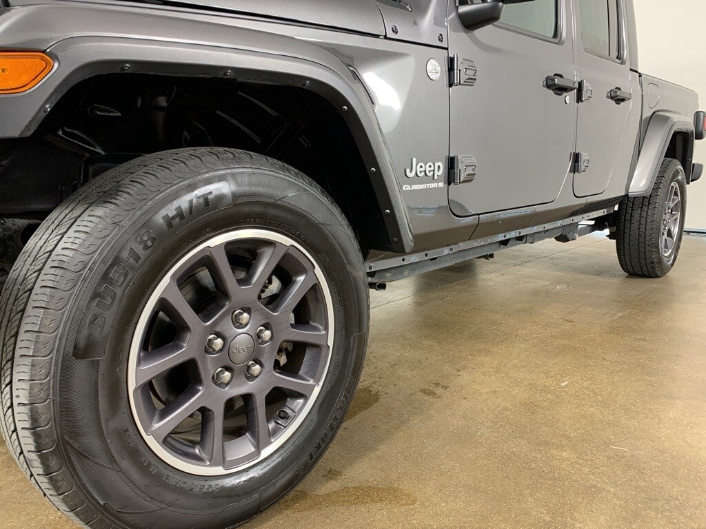 2023 Jeep Gladiator Overland photo 2