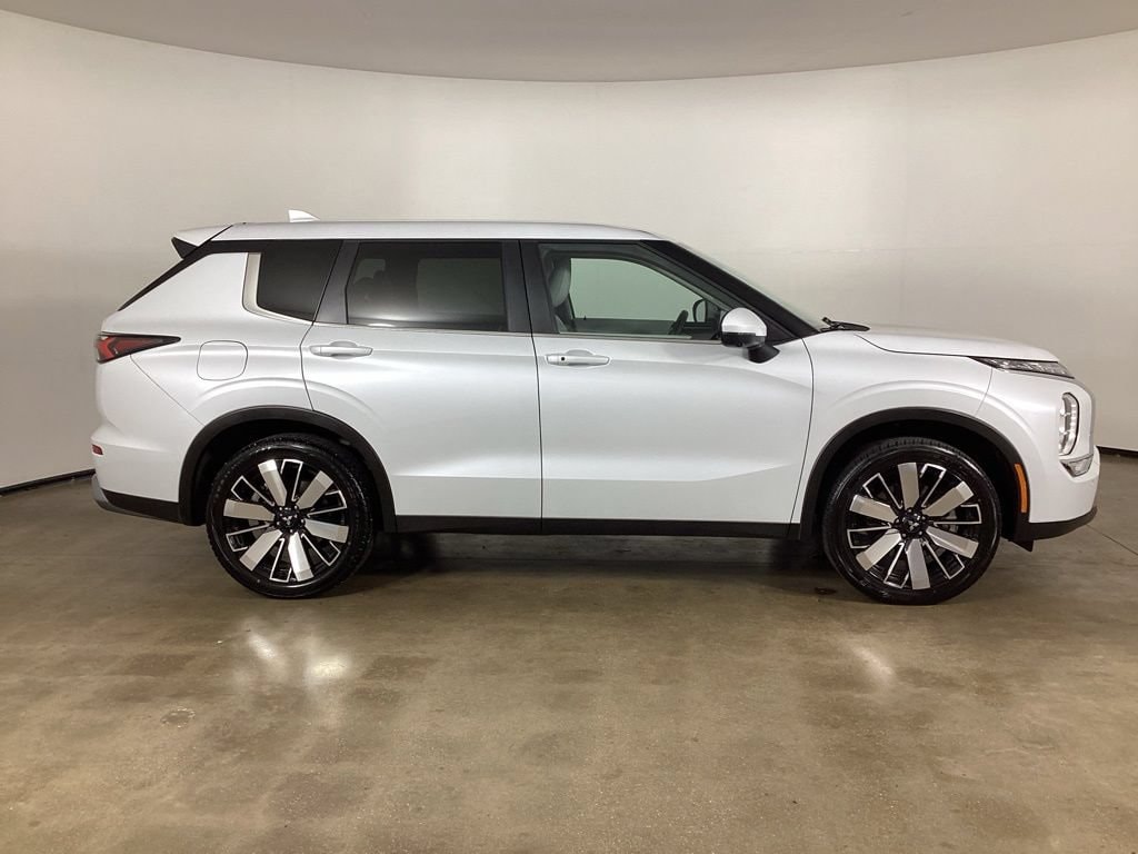 Used 2025 Mitsubishi Outlander SE SUV