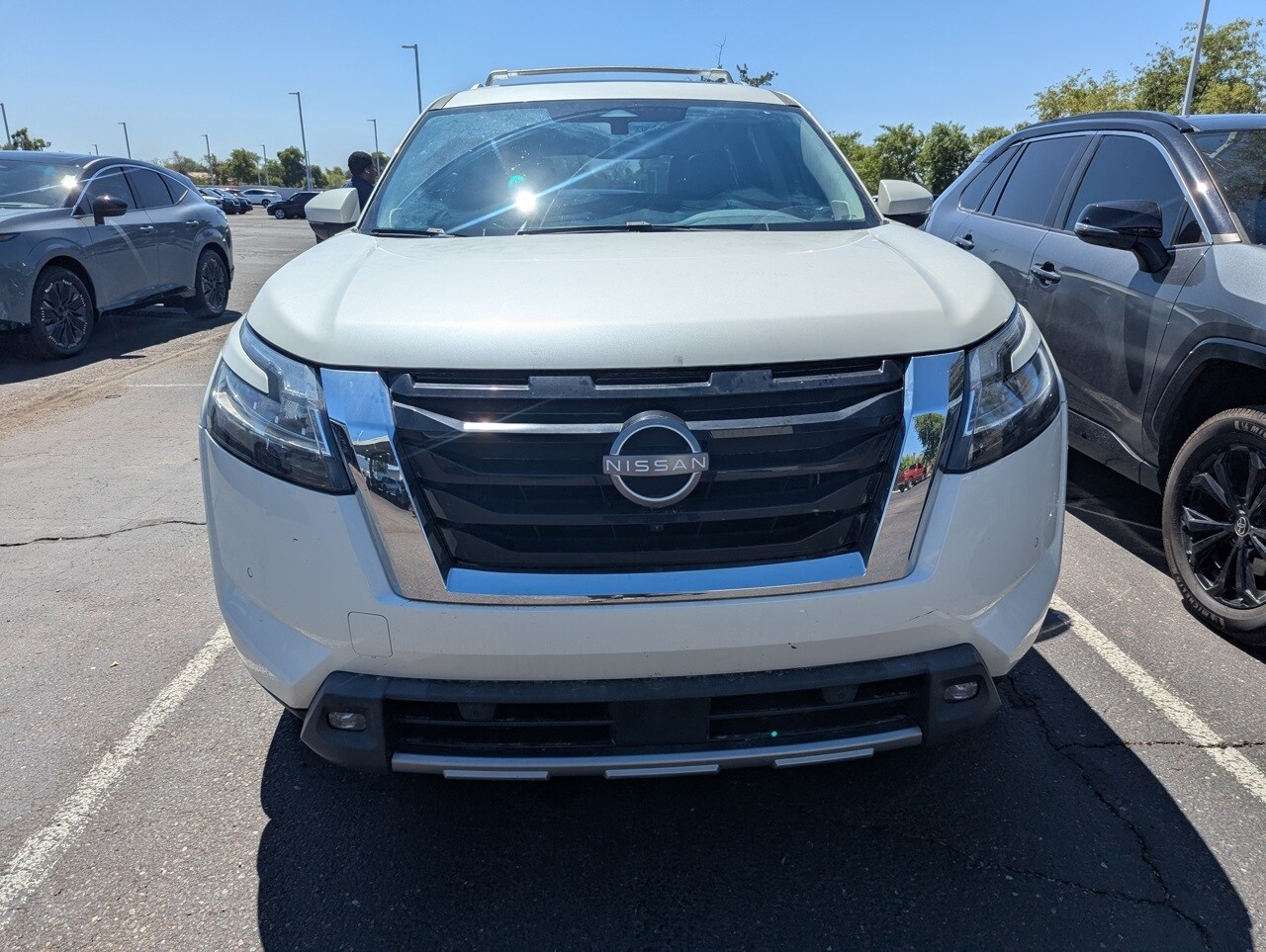 2022 Nissan Pathfinder SL photo 2