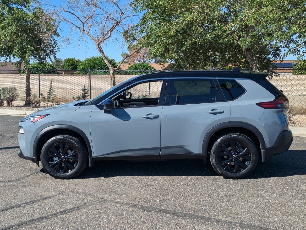 2023 Nissan Rogue SV photo 2