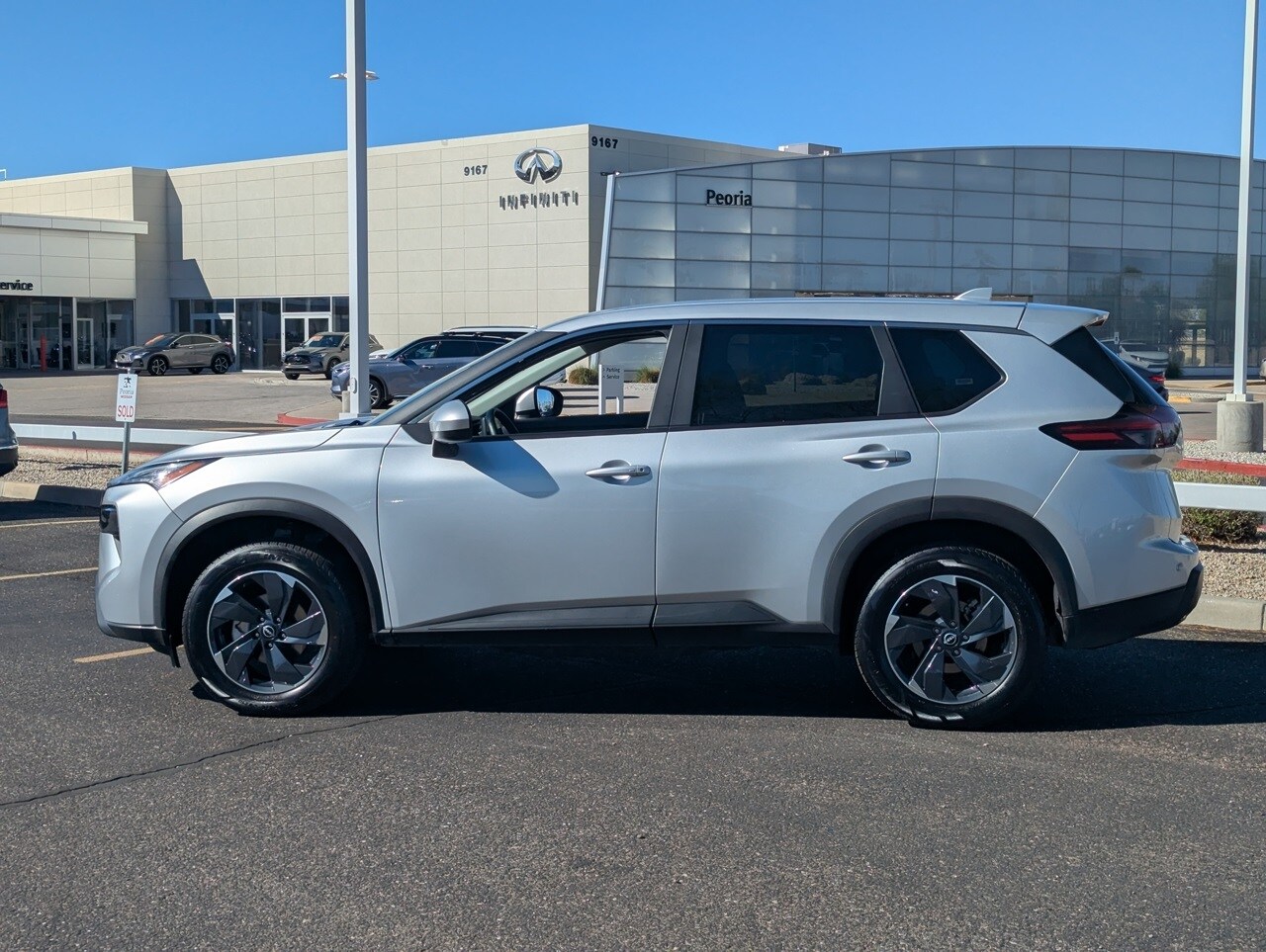 2024 Nissan Rogue SV photo 3