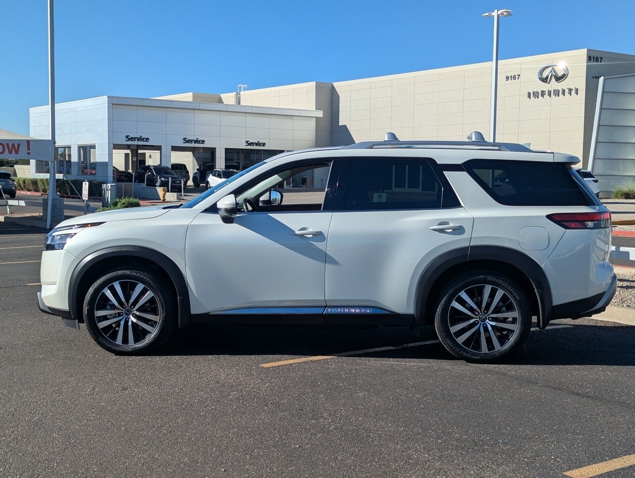 2024 Nissan Pathfinder Platinum photo 2
