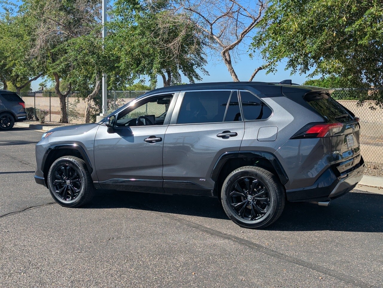 2022 Toyota RAV4 Hybrid XSE photo 4