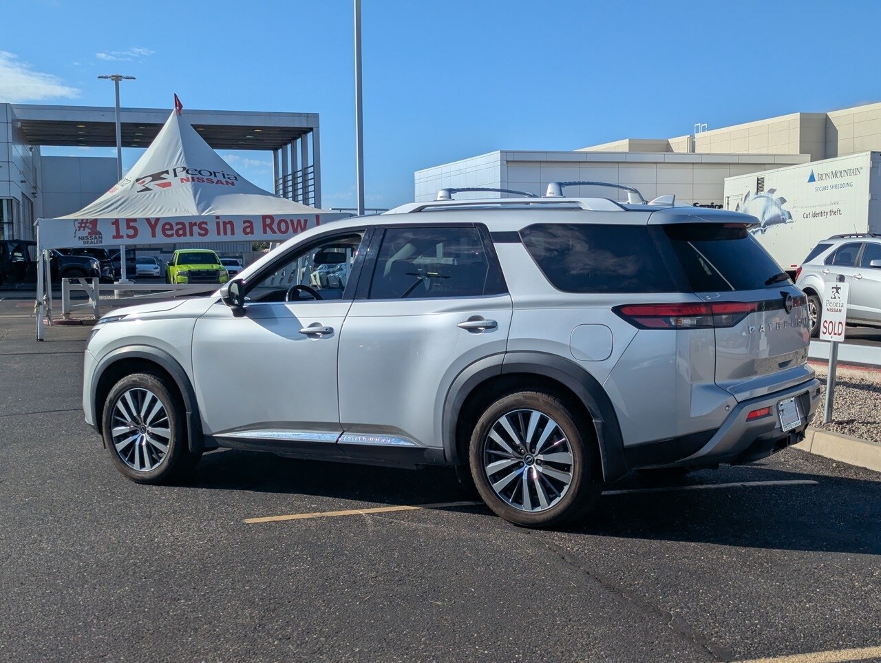 2022 Nissan Pathfinder Platinum photo 2