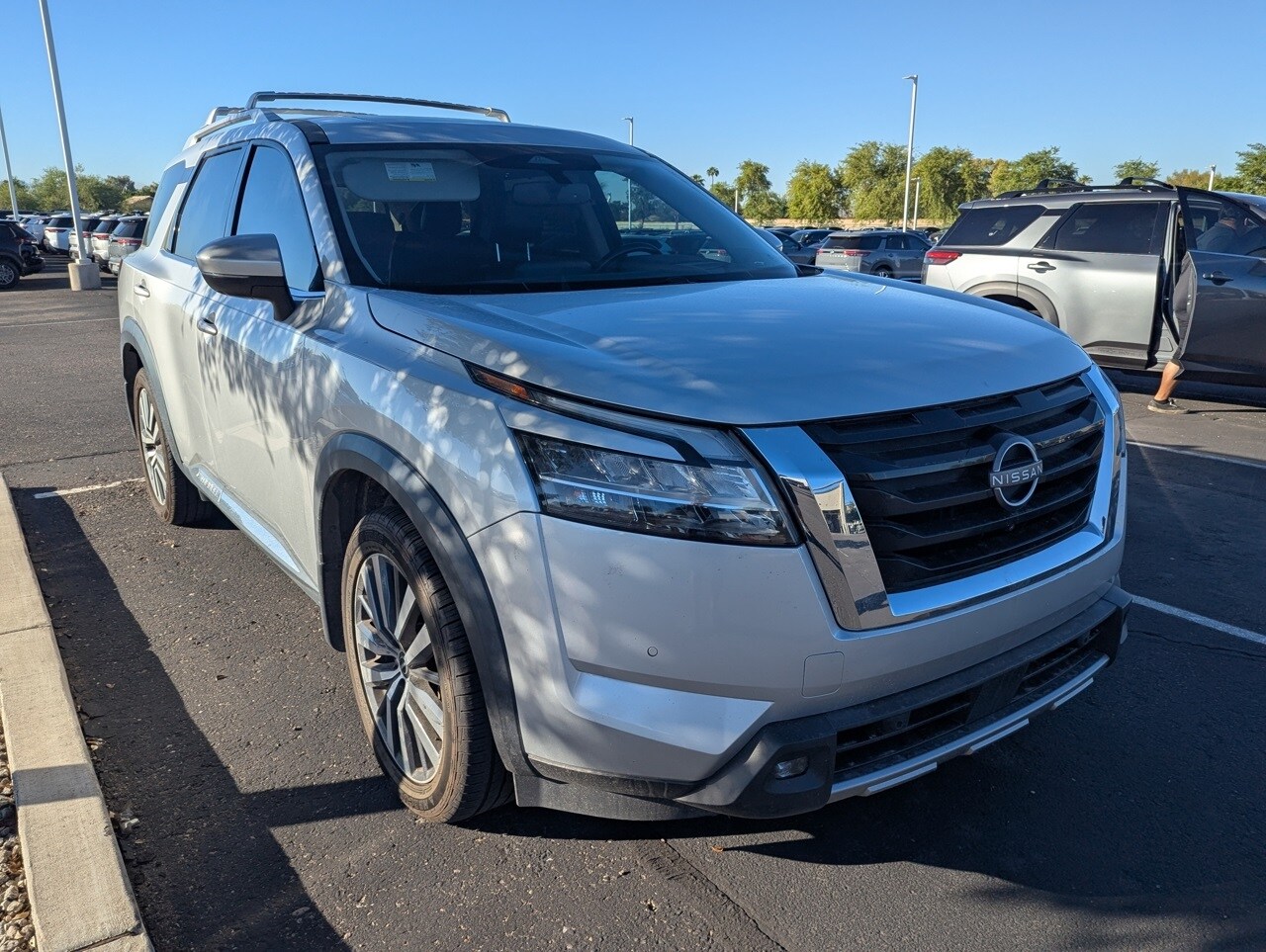2022 Nissan Pathfinder Platinum photo 3