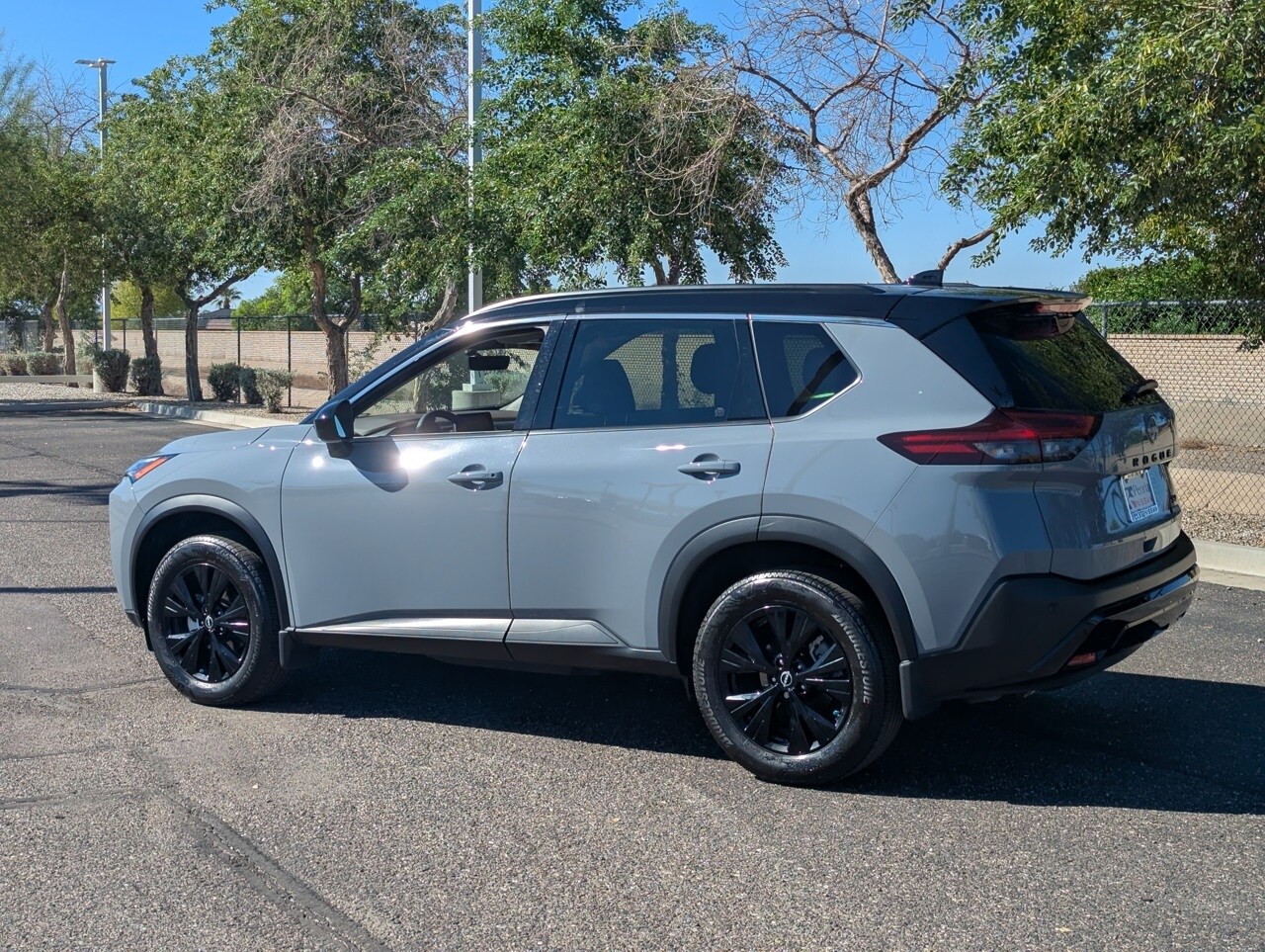2023 Nissan Rogue SV photo 3