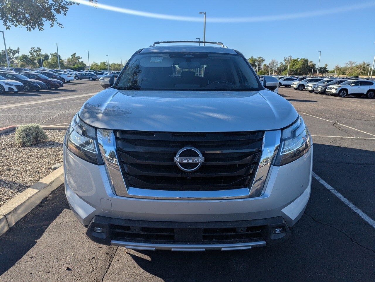 2022 Nissan Pathfinder Platinum photo 2
