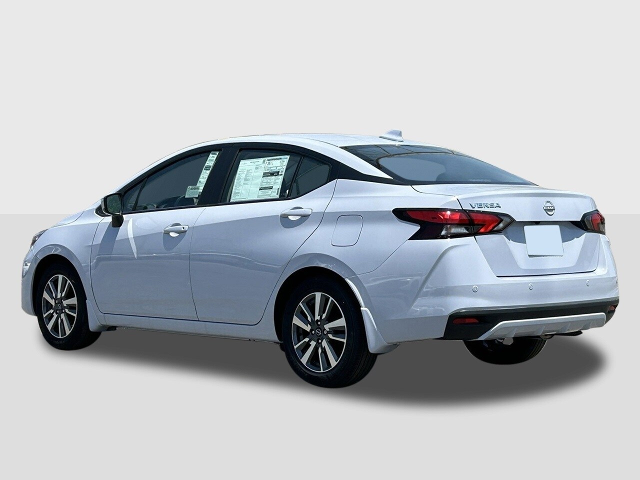 2025 Nissan Versa 1.6 SV photo 2