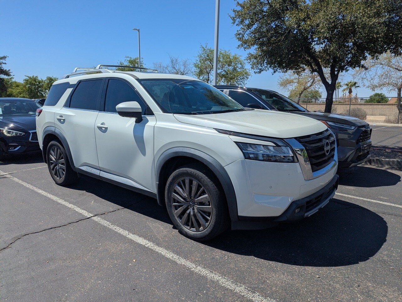 2022 Nissan Pathfinder SL photo 3